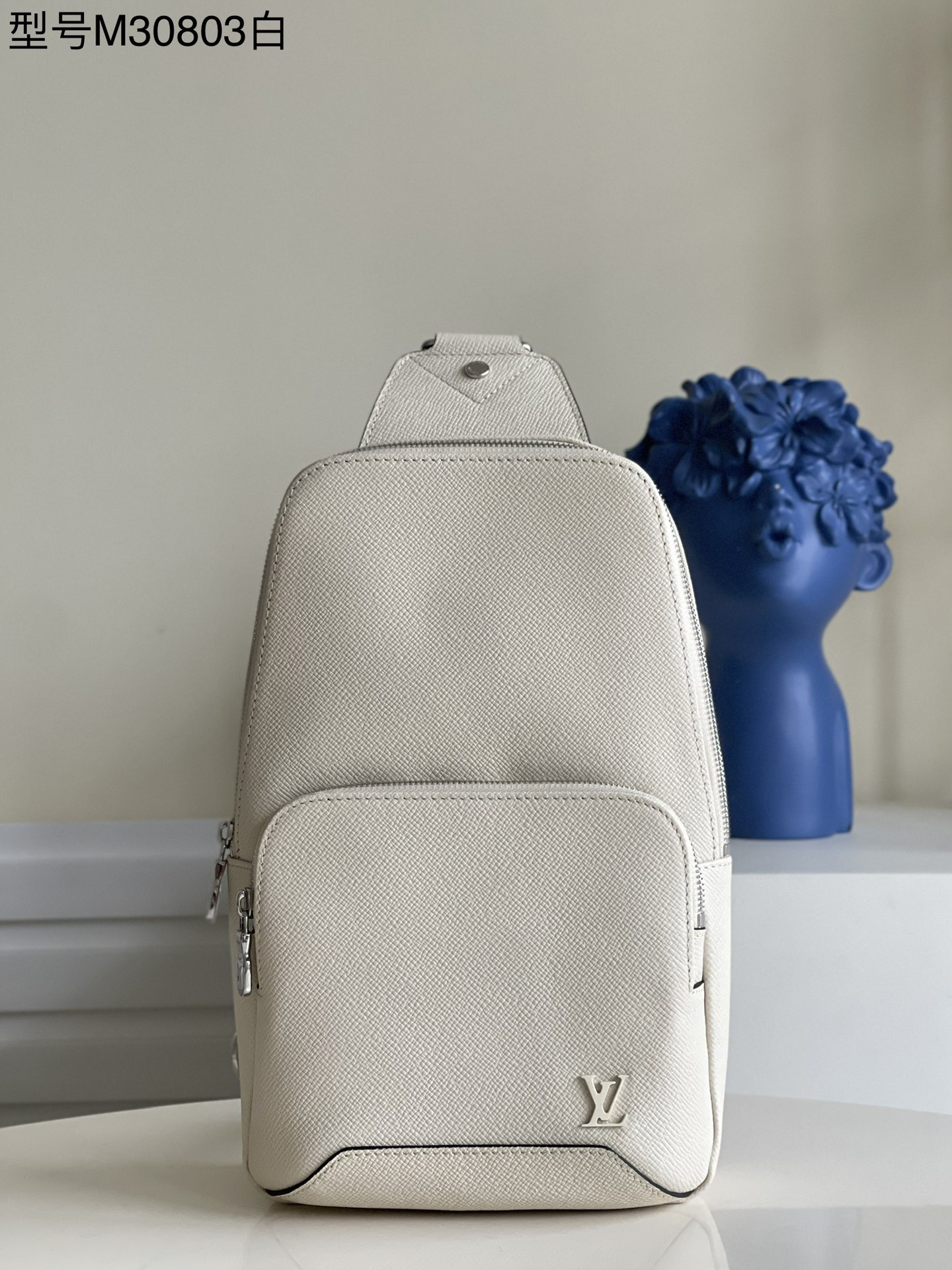 NO:397837,[Exclusive real photo M30803 white] Avenue shoulder bag uses Taga leather to outline the iconic lines, embellish LV letters, and has the function of the front zipper bag and inner patch pocket, providing a trendy choice other than traditional backpacks. Adjustable shoulder straps and hooks enable left and right carrying methods. Detailed features 20 x 31 x 10 cm m. 780,LV [original leather],louis vuitton,shoulder bags19860909【独家实拍M30803白】Avenue 单肩包采用 Taga 皮革勾勒标志性线条,点缀 LV 字母,更有前拉链袋与内贴袋融入功能性,提供传统双肩包之外的潮流之选.可调节肩带与钩扣实现左右背携方式.详细特征20 x 31 x 10 厘米 m. 780,LV【原厂皮】,louis vuitton,shoulder bags,Bag