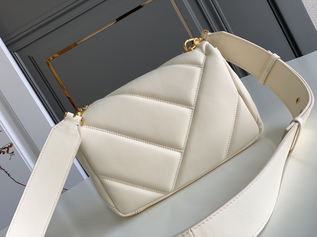 BVLGARI宝格丽“SERPENTI CABOCHON”系列小牛皮肩背包291088