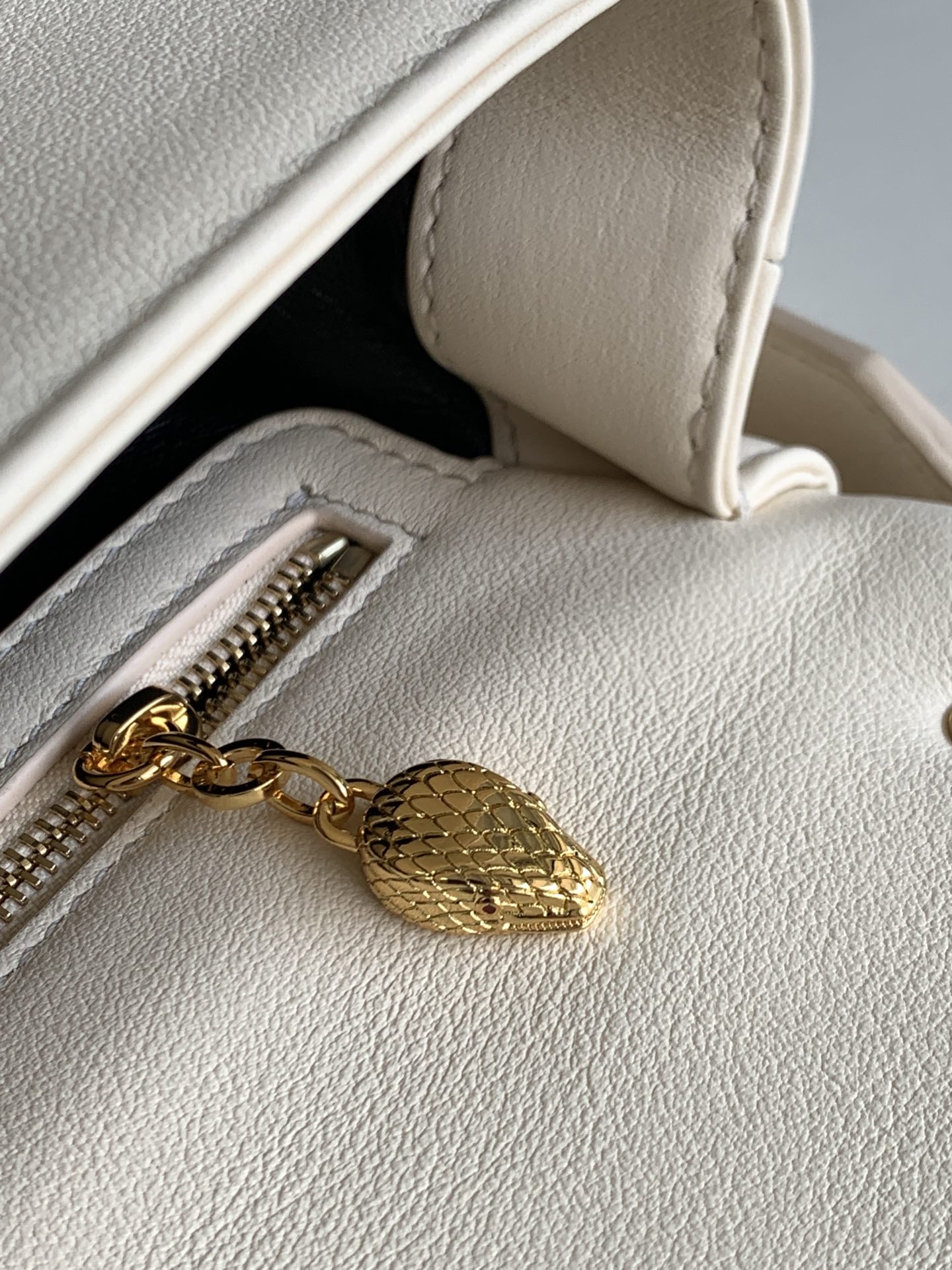 BVLGARI宝格丽“SERPENTI CABOCHON”系列小牛皮肩背包291088