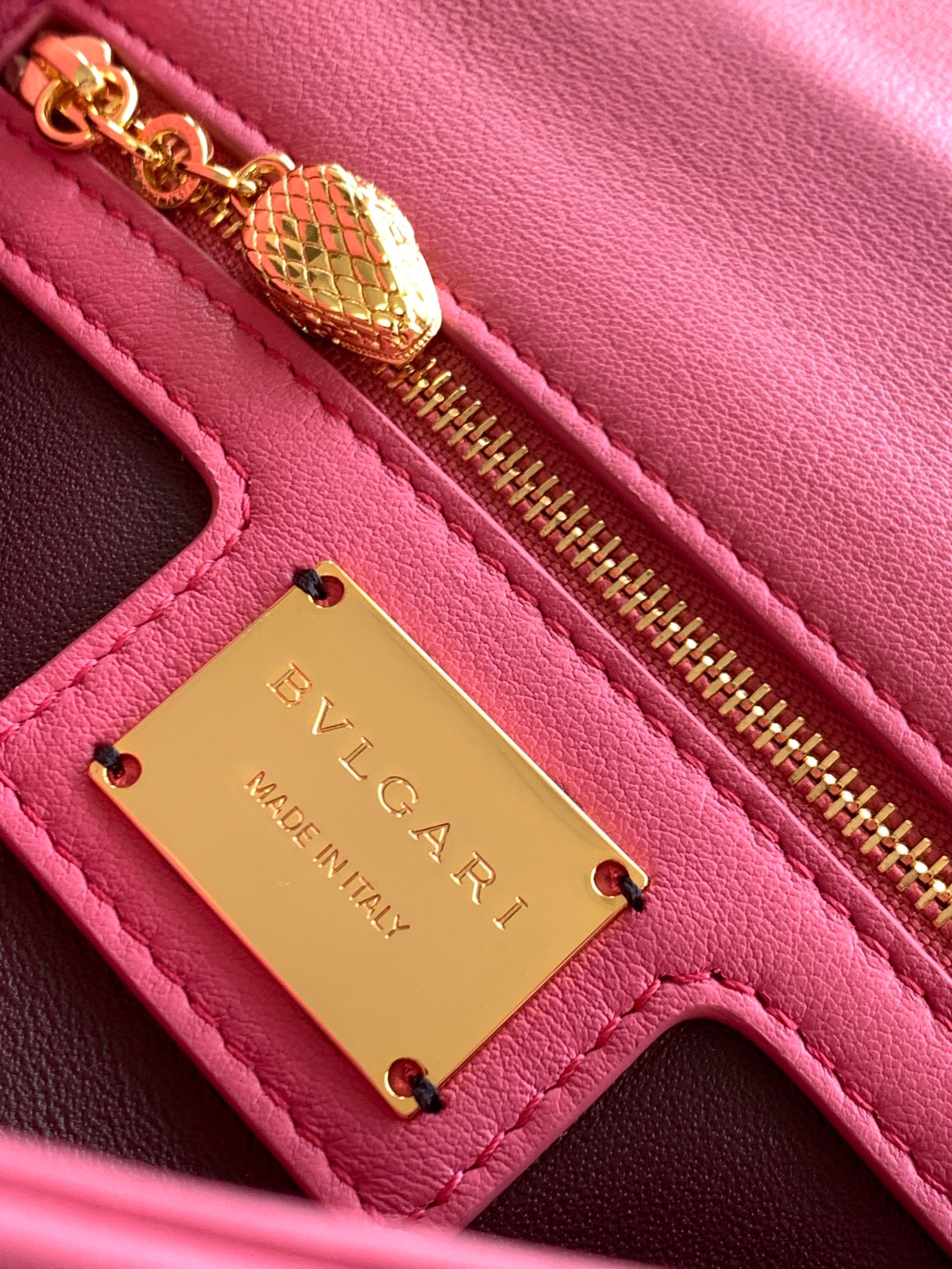 BVLGARI宝格丽“SERPENTI CABOCHON”系列小牛皮肩背包291088