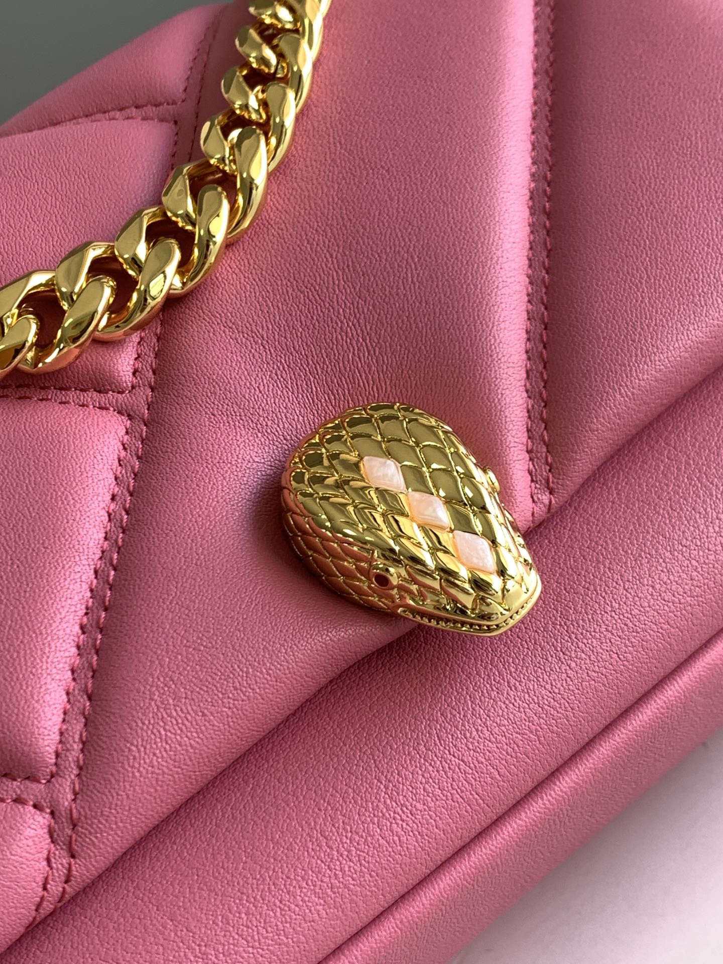 BVLGARI宝格丽“SERPENTI CABOCHON”系列小牛皮肩背包291088