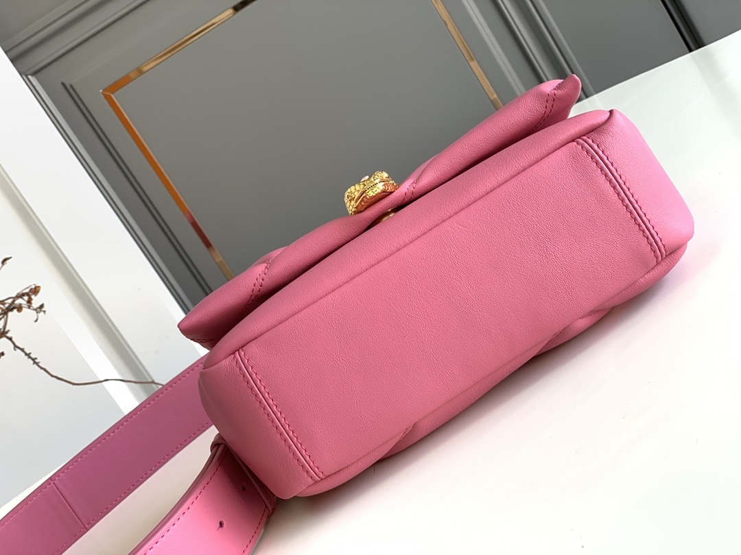 BVLGARI宝格丽“SERPENTI CABOCHON”系列小牛皮肩背包291088