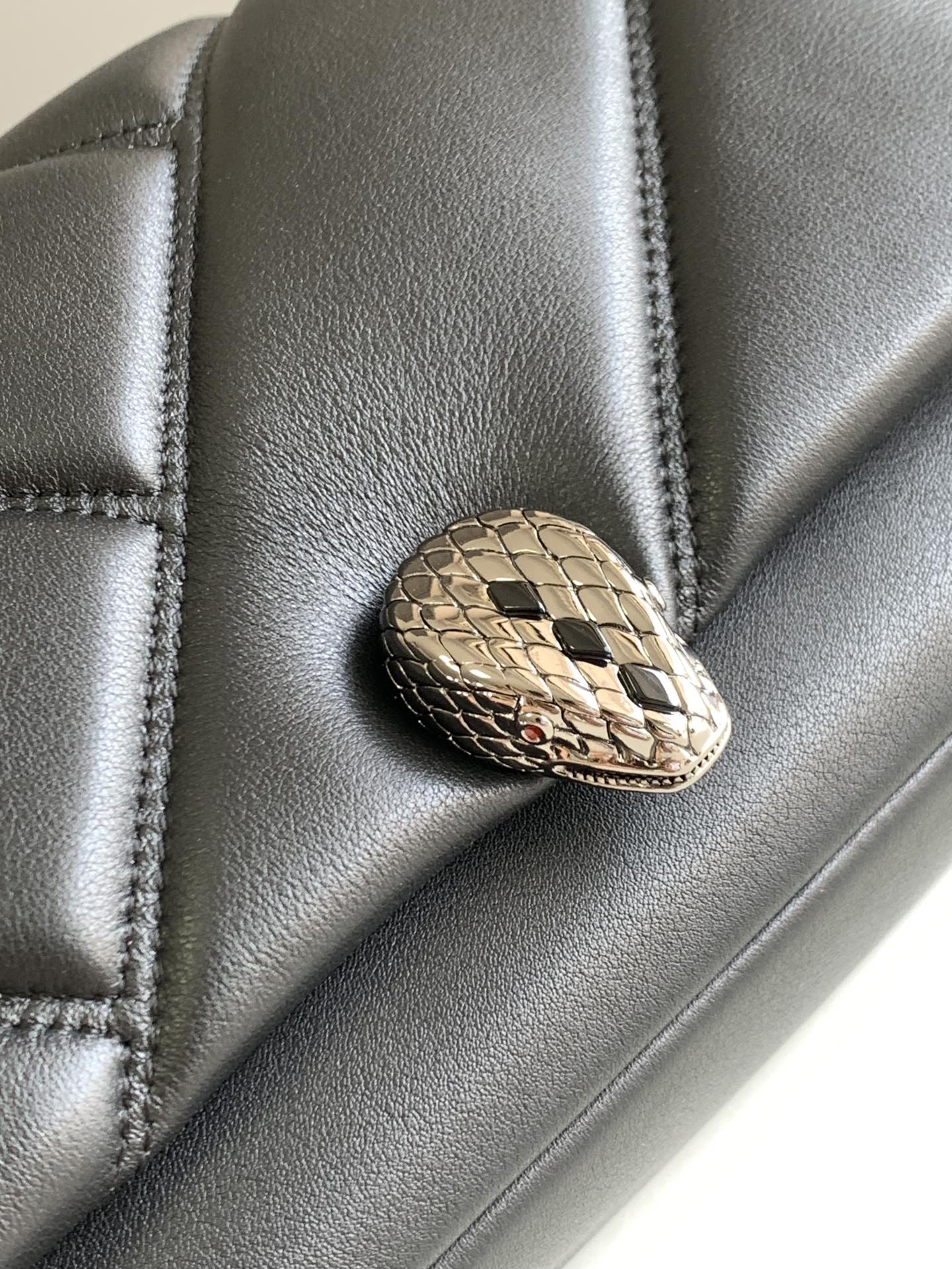 BVLGARI宝格丽“SERPENTI CABOCHON”系列小牛皮肩背包291088