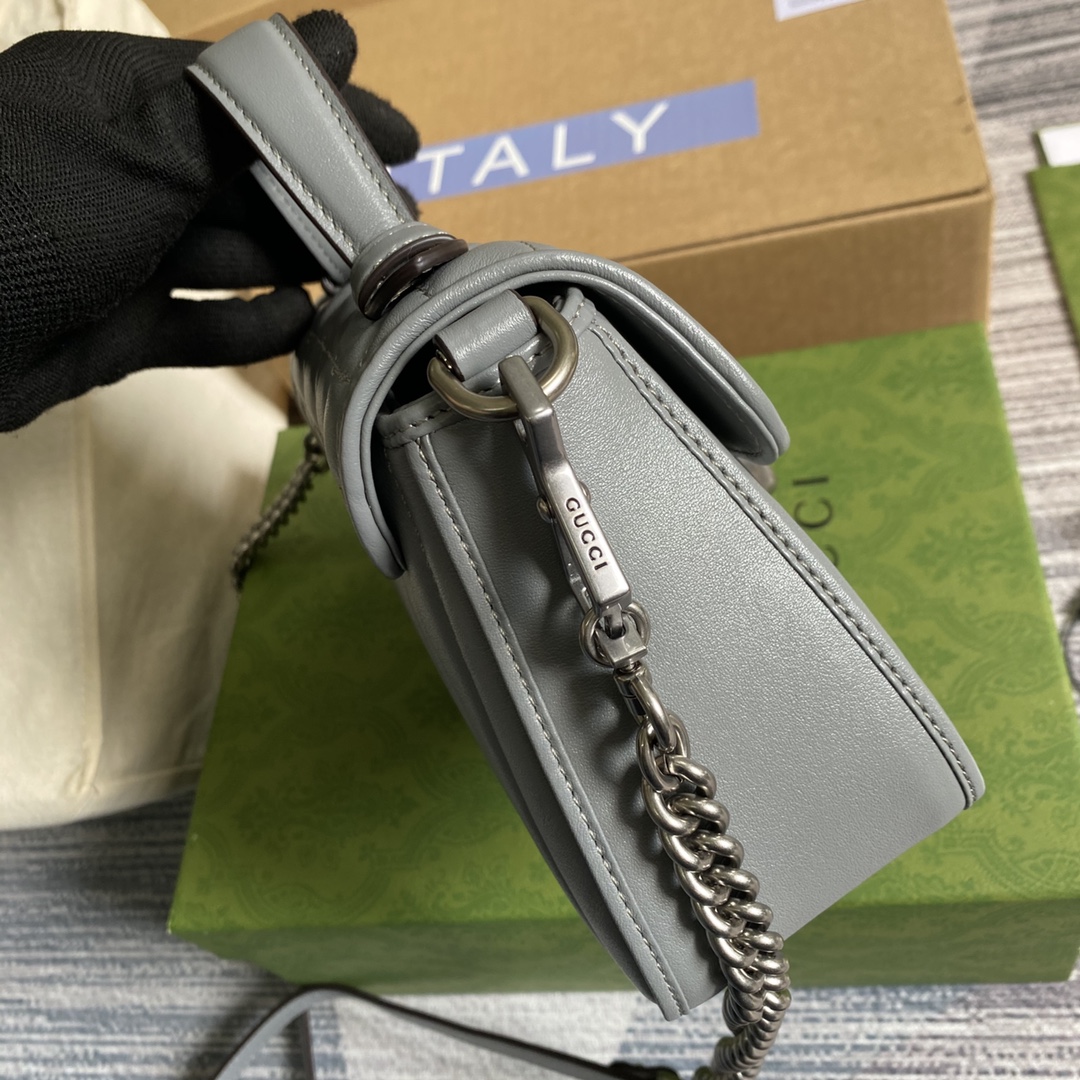 配全套专柜绿色包装新一季的GGMarmont衔缝小包前面配有双G造型配件背面饰以精致线条精致小巧潮流百搭
