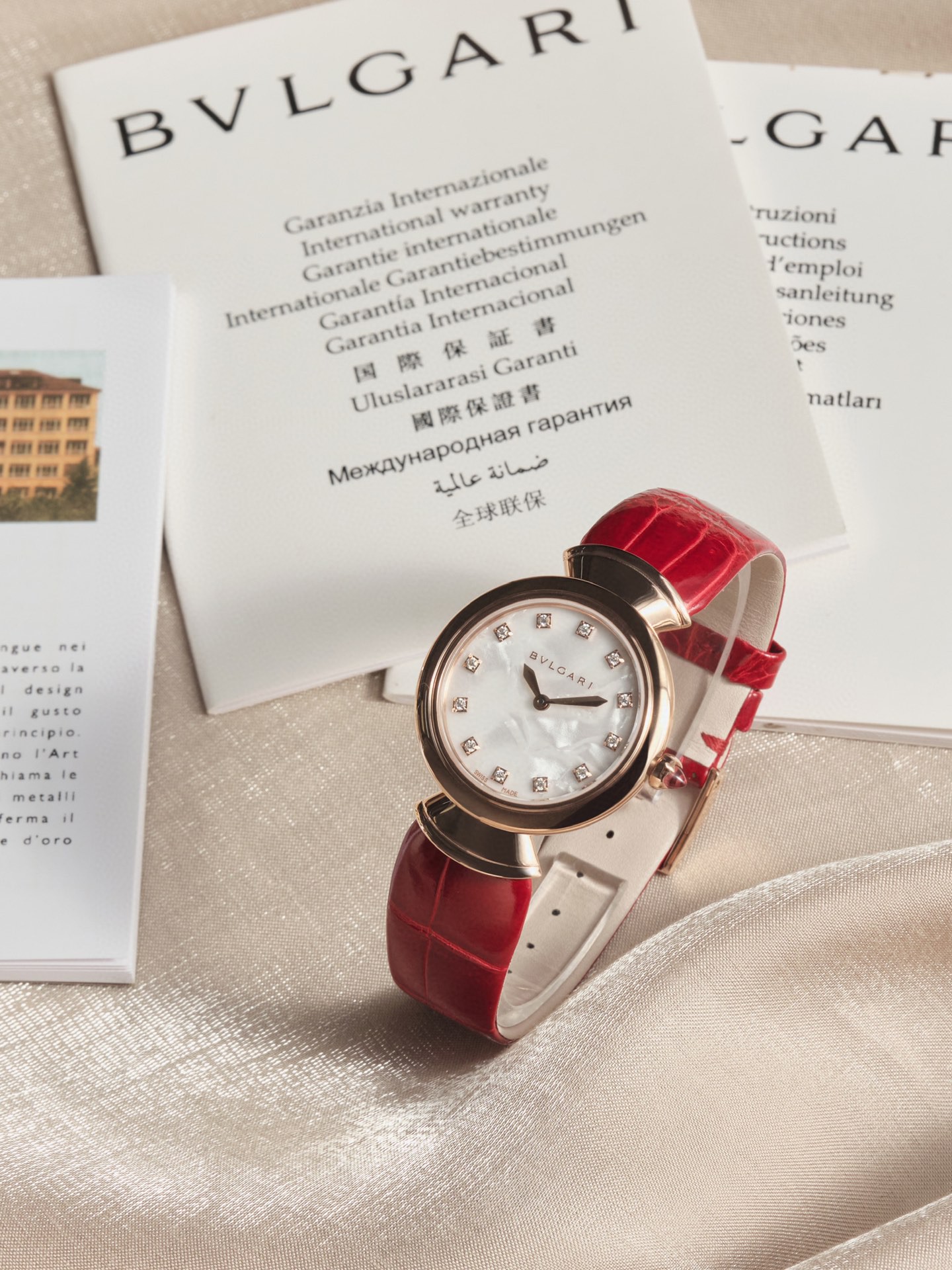 Bvlgari 意大利著名奢华珠宝品牌宝格丽推出这款珠宝腕表极具女性气质 精美雅致 呈现卡拉卡拉大浴场大理石的色彩和扇形马赛克迷人曲线