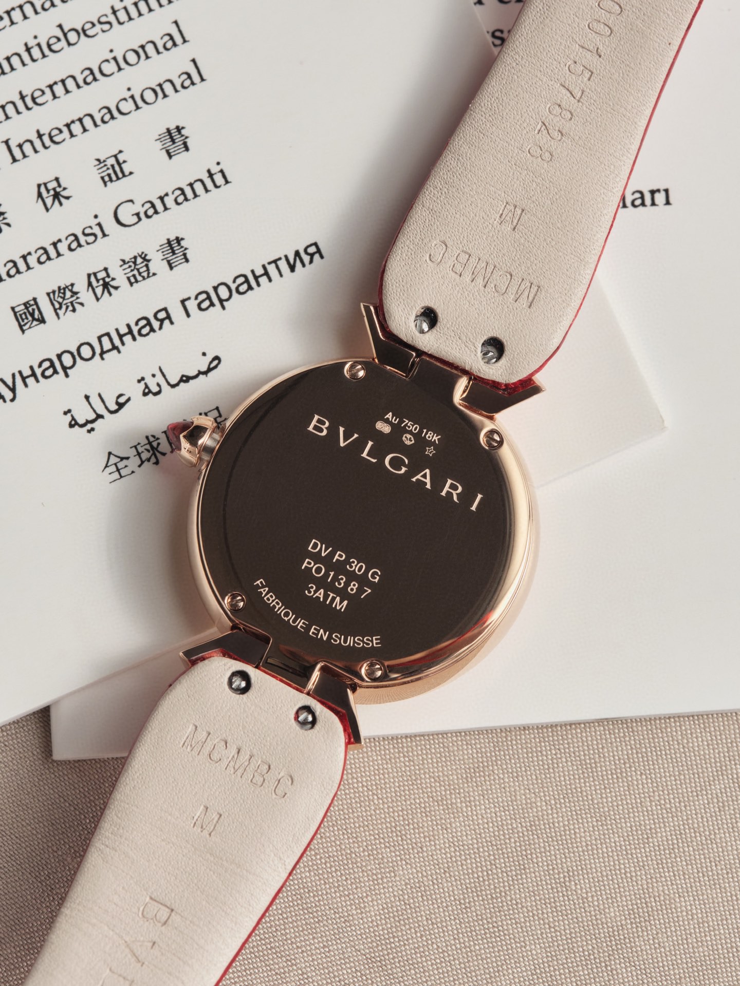 Bvlgari 意大利著名奢华珠宝品牌宝格丽推出这款珠宝腕表极具女性气质 精美雅致 呈现卡拉卡拉大浴场大理石的色彩和扇形马赛克迷人曲线