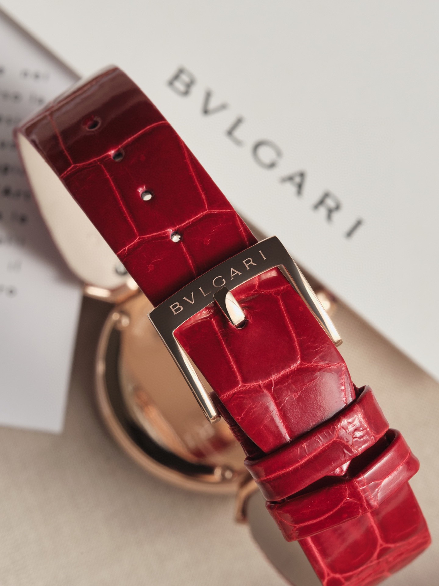 Bvlgari 意大利著名奢华珠宝品牌宝格丽推出这款珠宝腕表极具女性气质 精美雅致 呈现卡拉卡拉大浴场大理石的色彩和扇形马赛克迷人曲线