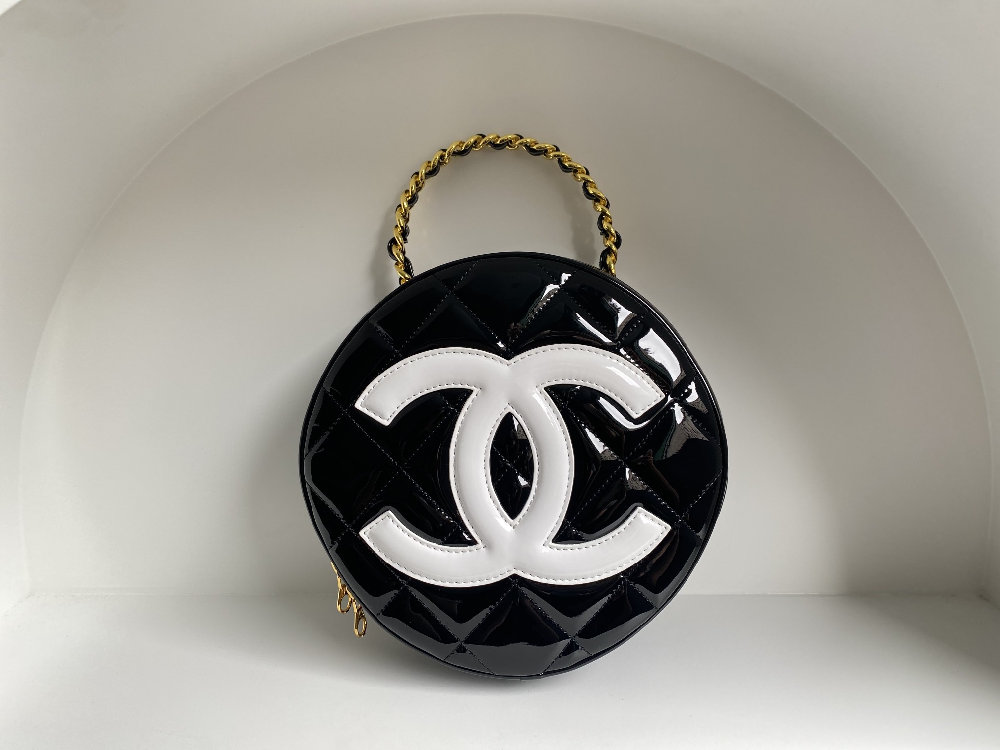 Actual shot of 23 small fragrance Chanel vintage lacquered cowhide round cake face bags. The most popular ones from celebrities and internet cele
