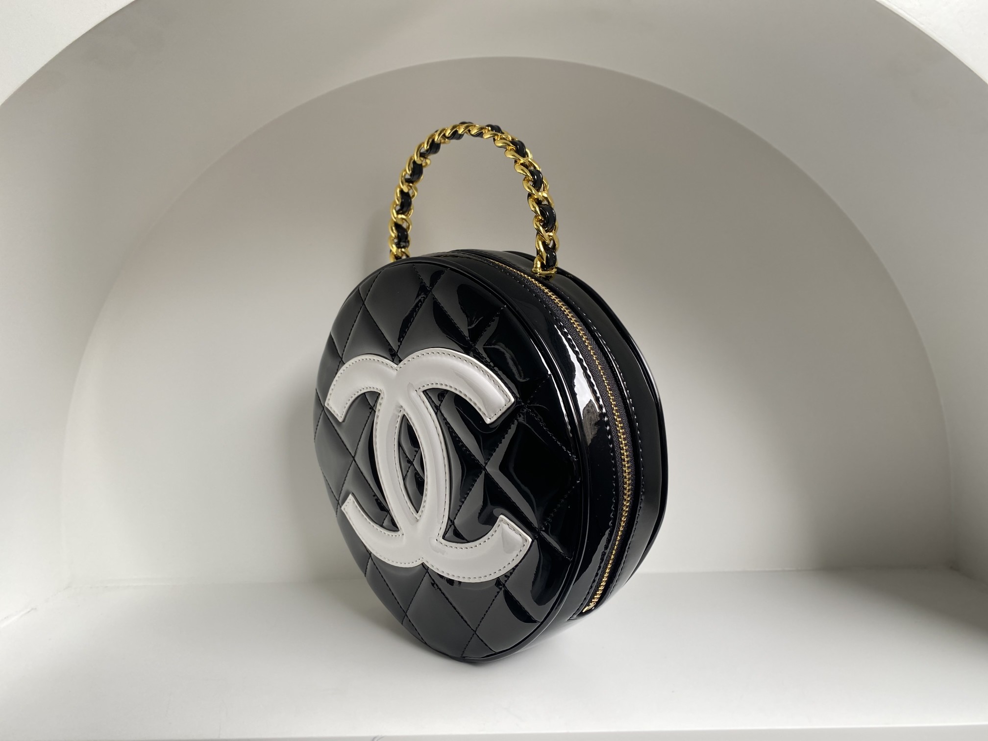 Actual shot of 23 small fragrance Chanel vintage lacquered cowhide round cake face bags. The most popular ones from celebrities and internet cele