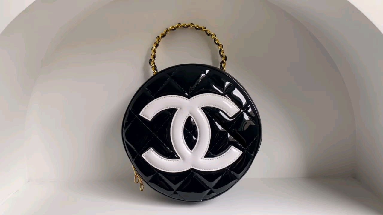 Chanel vintage patent leather round cake face bag from various celebrities and internet celebrities