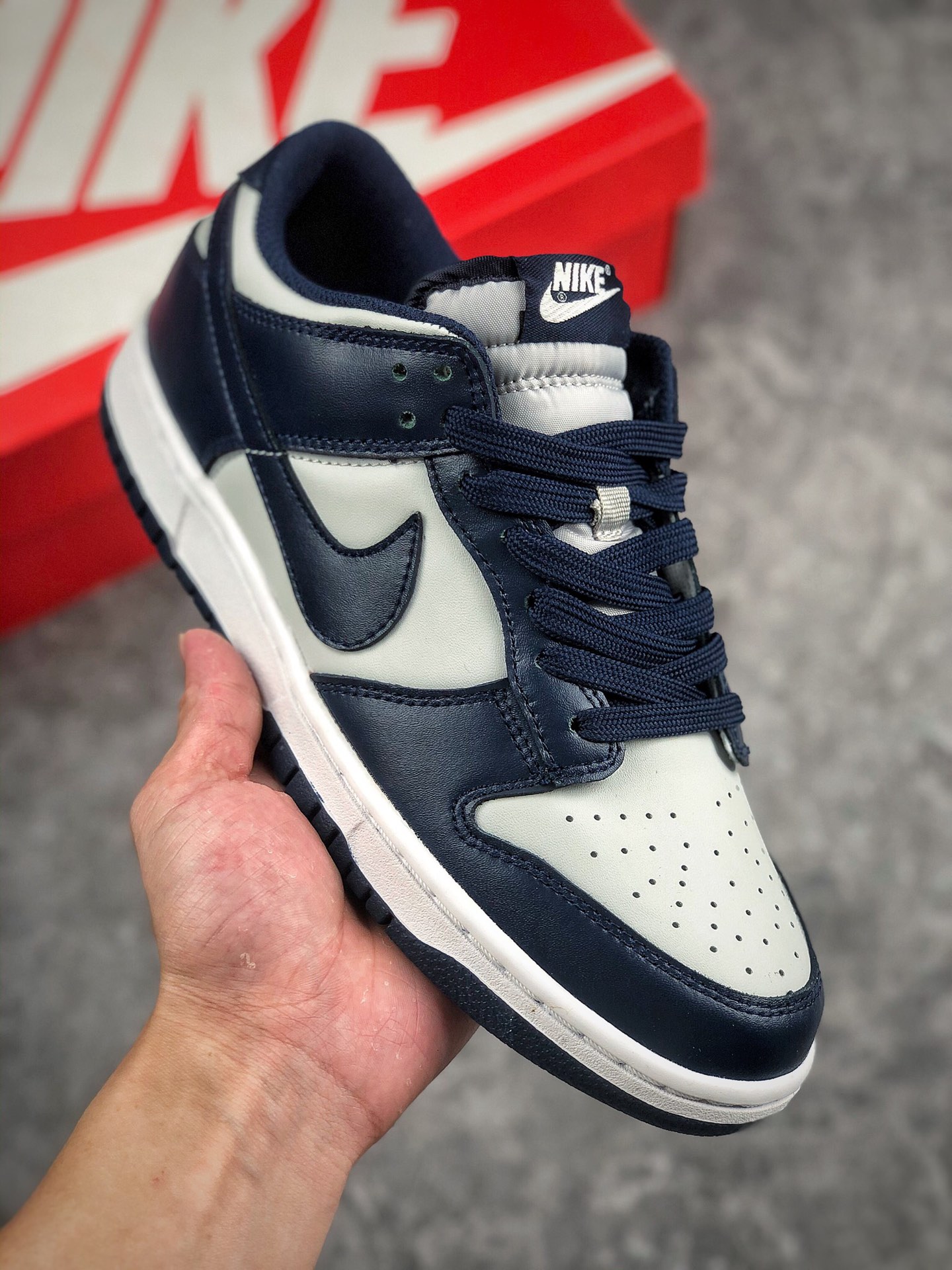 本地自取 终端放货
NK SB Dunk Low “Georgetown”（GS）灰蓝 乔治城 细节实拍原装头层材料 独家版型蒸餾加工帶來的是更好的视觉和脚感体验大厂纯原品质出货 清洁度 电绣工艺 皮料切割干净无任何毛边 细节完美 
官方货号：CW1590-004

尺码：36 36.5 37.5 38 38.5 39 40 40.5 41 42 42.5 43 44 44.5 45 46 47.5