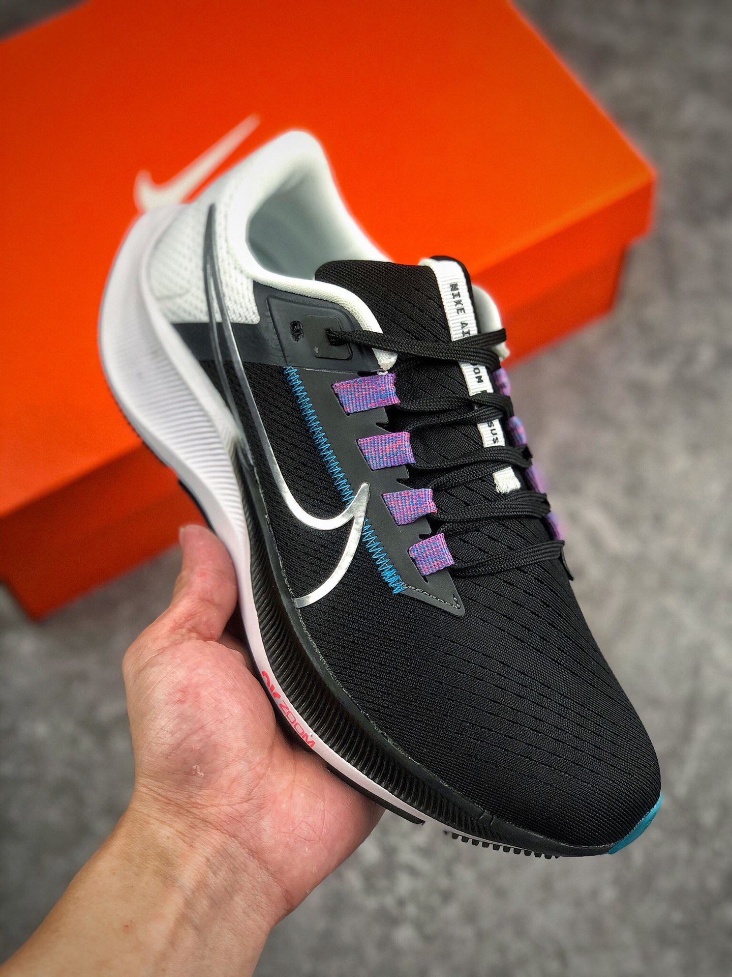 本地自取  支持放店
Air Zoom Pegasus 37 飞马系列
外贸专供订单 原厂折返国内销售 
国外专柜标准数据开发 OEM代工厂标准工艺
飞马系列全新一代拥有 Zoom Air 一如既往的稳定感和流畅感 鞋面采用工程网眼设计 为特定高热区域营造出色透气性 进一步增加鞋面的穿孔数量 让足部能够快速散热  中足搭配 Flywire 飞线 在高速运动时营造舒适稳定的贴合感 内置Zoon气垫加持 动力十足！
Size：36 36.5 37.5 38 38.5 39 40 40.5 41 42 42.5 43 44 44.5 45