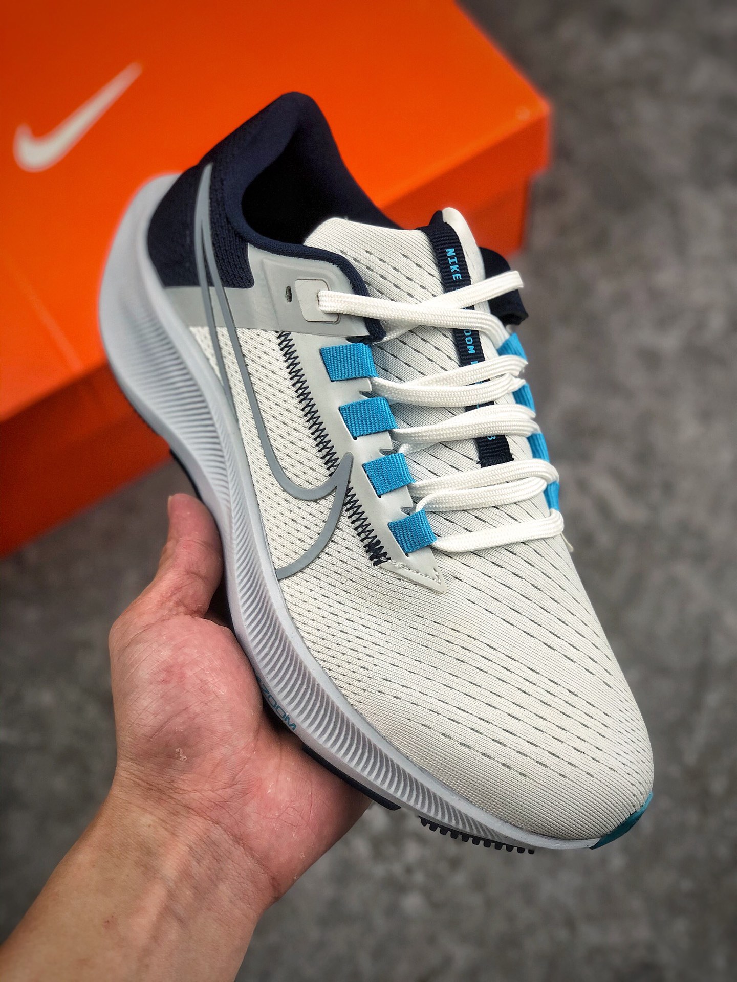 本地自取  支持放店
Air Zoom Pegasus 37 飞马系列
外贸专供订单 原厂折返国内销售 
国外专柜标准数据开发 OEM代工厂标准工艺
飞马系列全新一代拥有 Zoom Air 一如既往的稳定感和流畅感 鞋面采用工程网眼设计 为特定高热区域营造出色透气性 进一步增加鞋面的穿孔数量 让足部能够快速散热  中足搭配 Flywire 飞线 在高速运动时营造舒适稳定的贴合感 内置Zoon气垫加持 动力十足！
Size：36 36.5 37.5 38 38.5 39 40 40.5 41 42 42.5 43 44 44.5 45