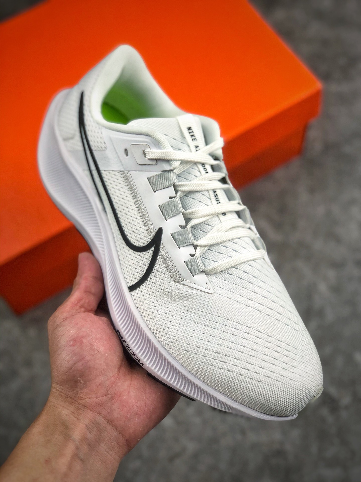 本地自取  支持放店
Air Zoom Pegasus 37 飞马系列
外贸专供订单 原厂折返国内销售 
国外专柜标准数据开发 OEM代工厂标准工艺
飞马系列全新一代拥有 Zoom Air 一如既往的稳定感和流畅感 鞋面采用工程网眼设计 为特定高热区域营造出色透气性 进一步增加鞋面的穿孔数量 让足部能够快速散热  中足搭配 Flywire 飞线 在高速运动时营造舒适稳定的贴合感 内置Zoon气垫加持 动力十足！
Size：36 36.5 37.5 38 38.5 39 40 40.5 41 42 42.5 43 44 44.5 45