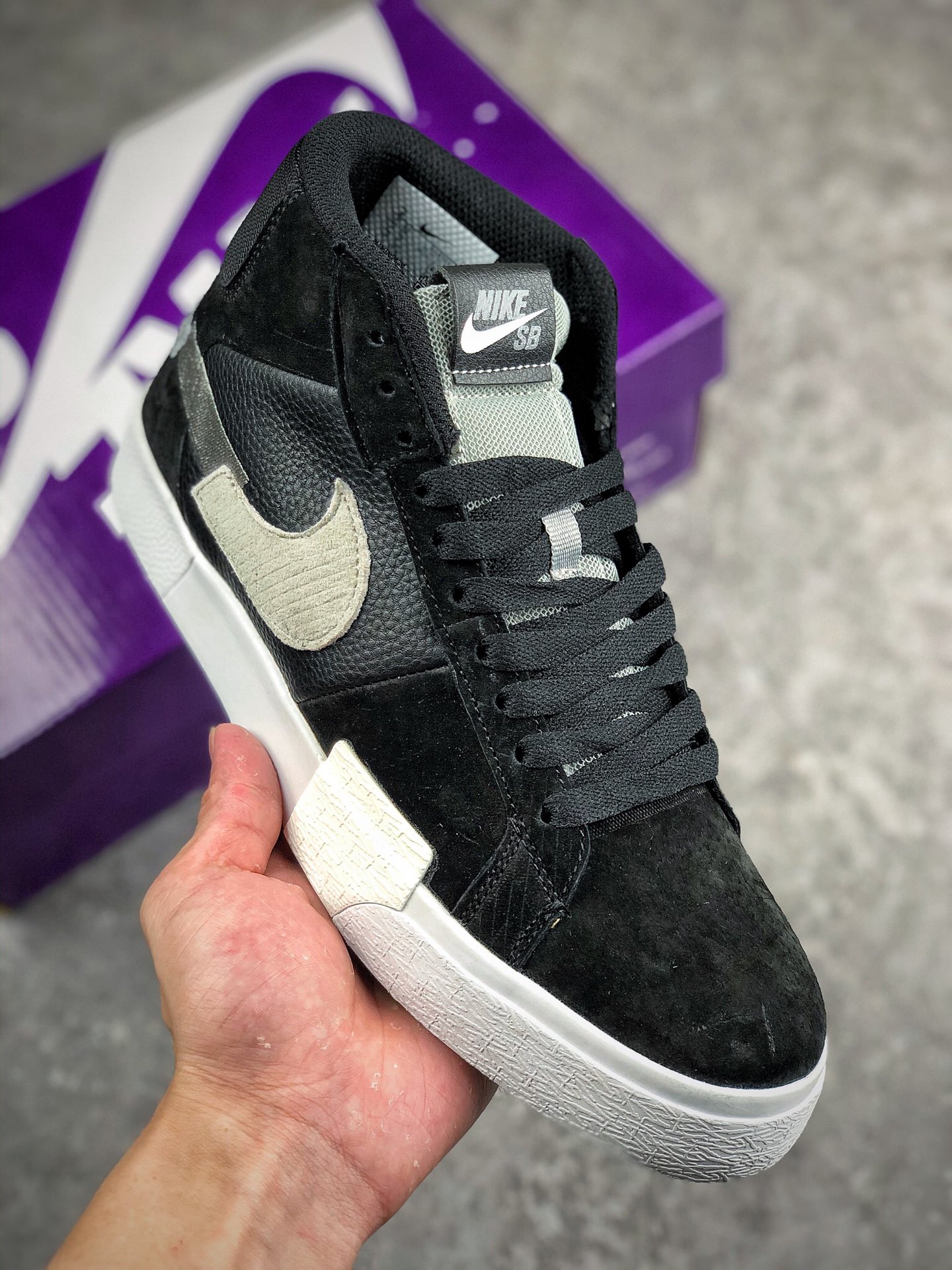 本地自取 支持放店
Nike SB Zoom Blazer Mid PRM 
拼接 断钩 休闲板鞋
原版冲刀 楦头 独家模具开发
货号: DA8854-500 001
尺码:36-45 真标公司级