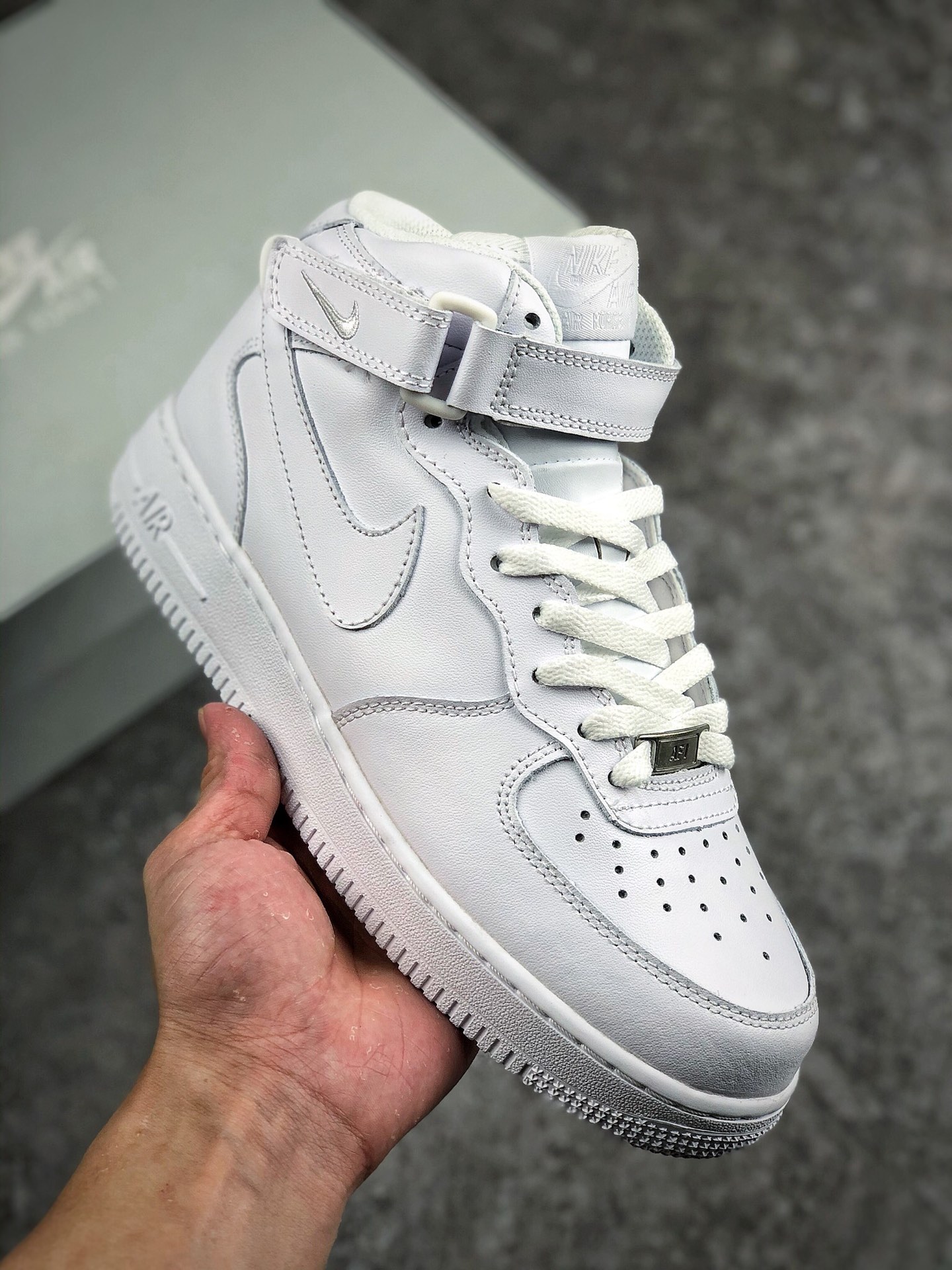 本地自取  支持放店
Nike Air Force 1 ’07 空军一号 经典全白中帮休闲运动板鞋 315123-111 内置Solo气垫 鞋盒外标内置RIFD芯片 原楦头纸板 高清洁度 完美鞋型 尺码：36 36.5 37.5 38 38.5 39 40 40.5 41 42 42.5 43 44 44.5 45