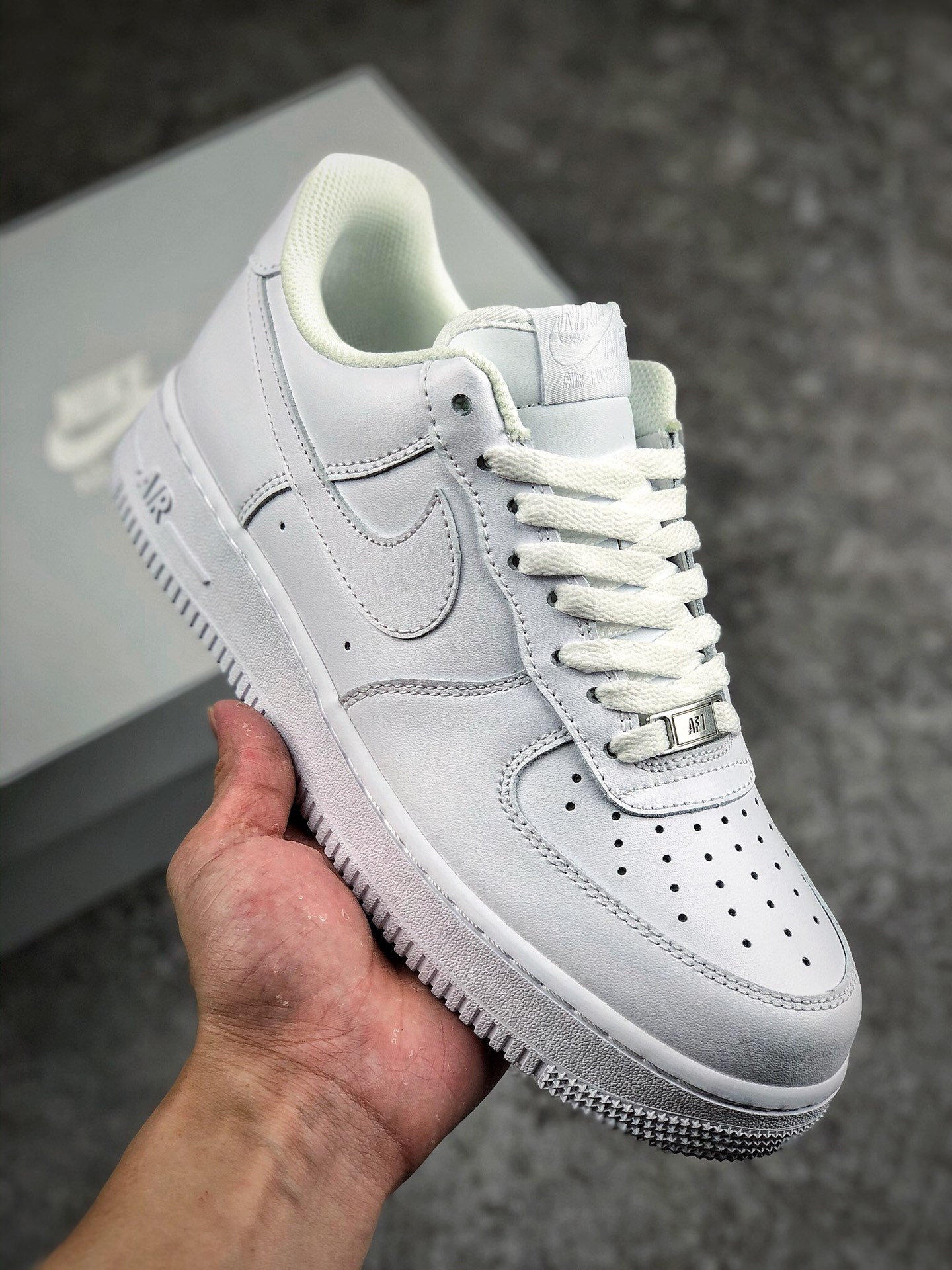 本地自取 支持放店
Air Force 1 Low ’07 “All white ‘’ 全白空军一号低帮 
315122-111       
码数：36 36.5 37.5 38 38.5 39 40 40.5 41 42 42.5 43 44 44.5 45 46
官方二维码新标比对发售原版便知 RFID芯片  内置AIR气垫中底  经典无需置疑，街头极高的出镜率已经说明了它的魅力，而潮人们演绎的各式帅气穿搭，也为这款复古鞋款注入更多的生鲜活力