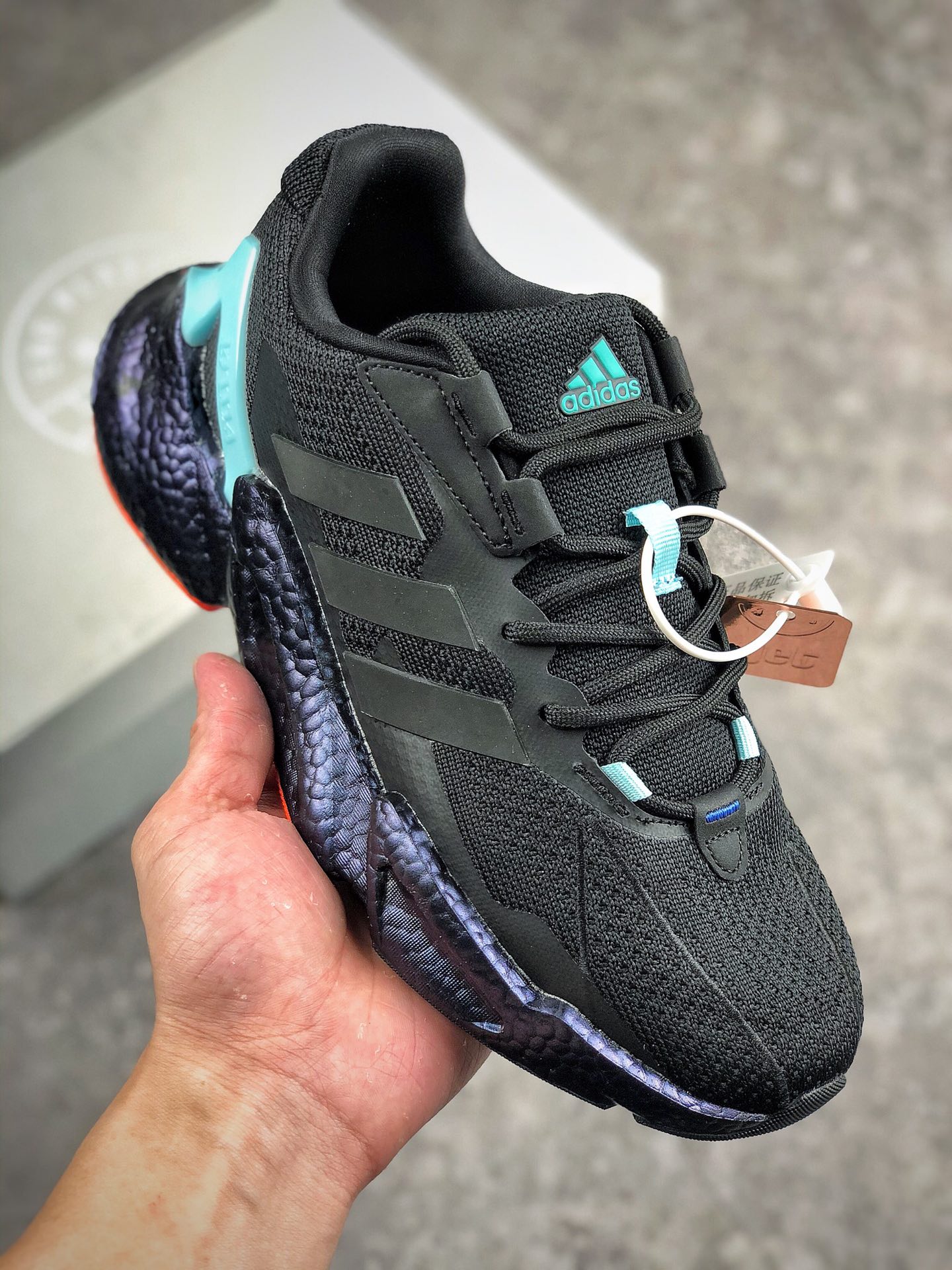 本地自取 支持放店
Adidas Boost X9000L4全新99系列复古爆米花跑鞋整体造型极具速度感，与 Adidas ZX 系列相似的硬挺廓形。 鞋面以织面材质，搭配热固橡胶装饰，三角形贴面让鞋身呈现出满满的科技感与力量感。 中底以夸张的前后掌厚度差呈现，锯齿状廓形，后跟向外大幅延伸，设计非常拉风。 另外，这双鞋的外底花纹构成也非常独特，致密的小方格纹深浅不一。 前掌外沿还配有特殊处理的稳固模块，搭配 Boost 中底材质货号：S23665 441
尺码：36 36.5 37 38 38.5 39 40 40.5 41 42 42.5 43 44