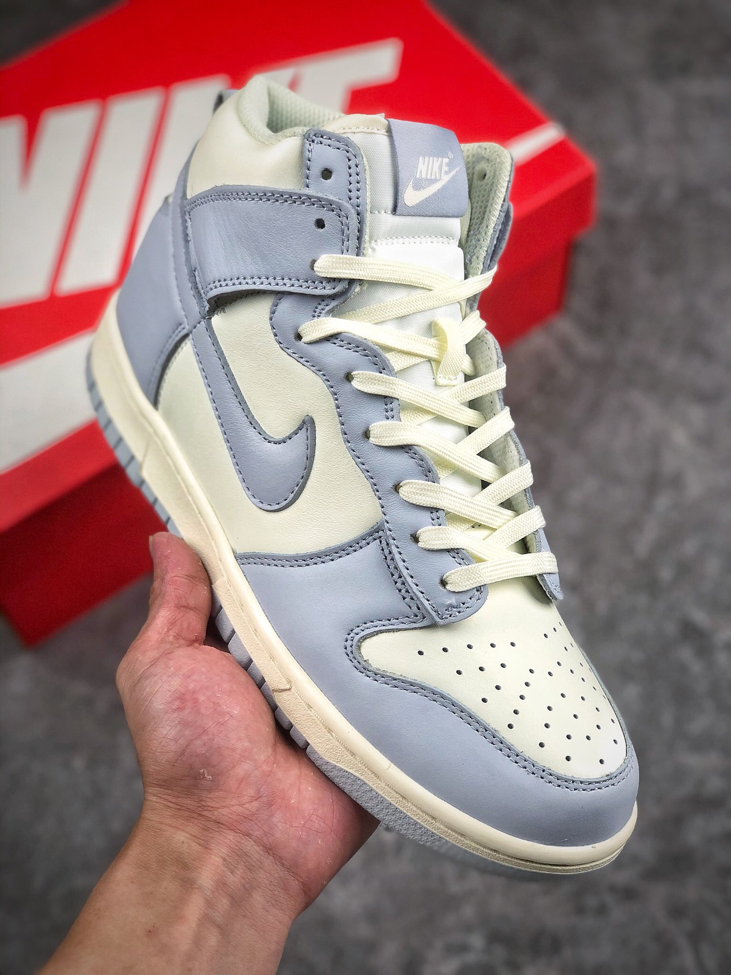 本地自取 核心放店 
Nike Dunk SB Low 
浅蓝配色 大厂纯原出品
#原厂织唛标 一致匹配原版
#全市场唯一正确鞋带绑法
#原楦原纸板开发 匹配原版98%以上
#后跟垫棉独家呈现 后跟反口里弧度正确
#全新后跟电绣 电绣针数与正品一致
#原厂皮料 百分百一致发售zp
SIZE：36 36.5 37.5 38 38.5 39 40 40.5 41 42 42.5 43 44 45 46 47.5