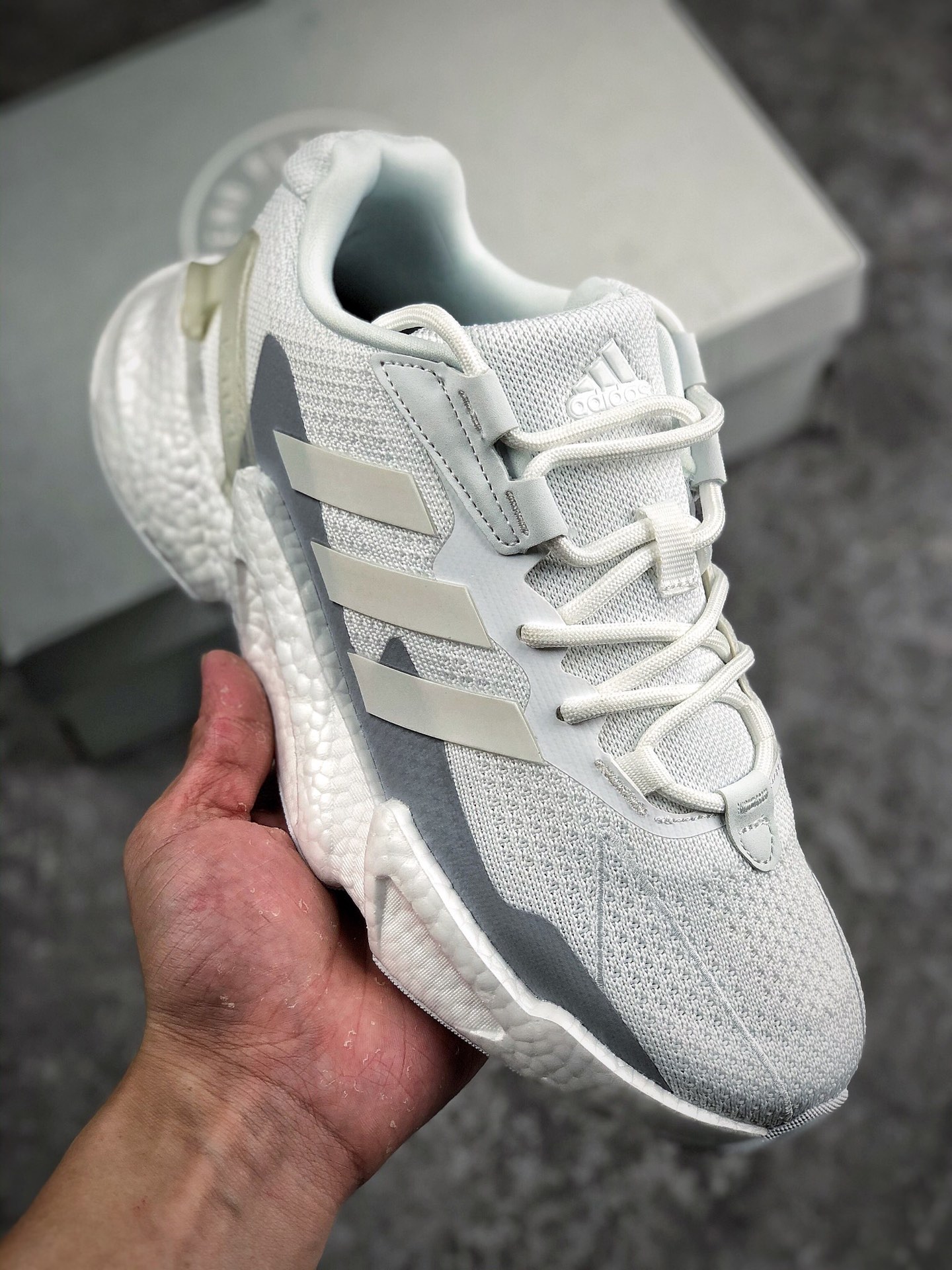 本地自取 支持放店
阿迪达斯Adidas Boost X9000L4 系列款式 整体造型极具速度感，与 Adidas ZX 系列相似的硬挺廓形。 鞋面以织面材质，搭配热固橡胶装饰，三角形贴面让鞋身呈现出满满的科技感与力量感。 中底以夸张的前后掌厚度差呈现，锯齿状廓形，后跟向外大幅延伸，设计非常拉风。 另外，这双鞋的外底花纹构成也非常独特，致密的小方格纹深浅不一。 前掌外沿还配有特殊处理的稳固模块，搭配 Boost 中底材质，估计脚感应该也会不错441
尺码：36-45
货号：S23668