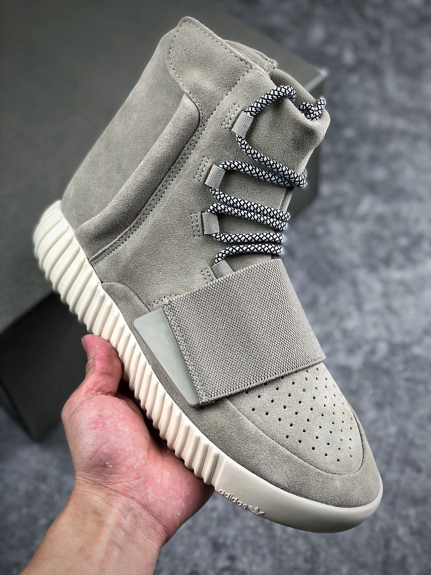 本地自取核心放店
【唯一纯原版本 全码出货】
Yeezy 750 Boost 初代灰
#独家纯原版本  市面唯一正确细节
#原装巴斯夫加持 成型方块状
#原鞋开模 原数据纸板 打造最纯正版型
#原厂皮料裁剪缝纫 完美还原官方原版‼‼
原盒原配件、原标几率性过验 
Size：36-50（独家最大50码  主供外贸高端）