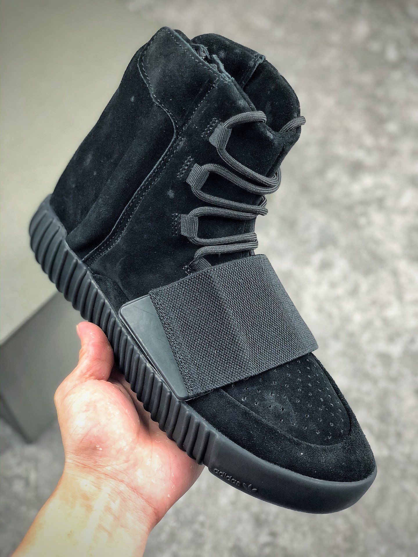 本地自取 核心放店
【唯一纯原版本 全码出货】
Yeezy 750 Boost 纯黑
#独家纯原版本  市面唯一正确细节
#原装巴斯夫加持 成型方块状
#原鞋开模 原数据纸板 打造最纯正版型
#原厂皮料裁剪缝纫 完美还原官方原版‼‼
原盒原配件、原标几率性过验 
Size：36-50（独家最大50码  主供外贸高端）