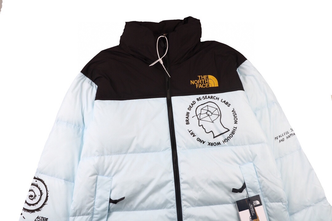 TNFxBrainDeadMountainJacket 北面联名脑死亡羽绒服 北面联名脑死亡户外羽绒服这是基于经典的北面美版1990万年长青款 联合BrainDead打造出来的一款具有独特气质的羽绒服 现代与经典的完美联姻 原厂定制防风防水gore-tex面料 原版对位 花了大工夫专门找到了接外贸单子的羽绒服工厂多年操作羽绒服的经验各个细节确实到位 吊牌 包装 做到完全一致 市面的充绒量大多在300G-350G 原版厚度蓬松度做到完全一致 每件都会充足380G 视觉手感上都会做到完全一致的效果 袖口700刺绣 700这个刺绣不是指克重 也不是指品牌的子系列它指的是羽绒蓬松度 数值越高 蓬松度越好 越密集一般羽绒服的蓬松度是350-1000左右经测试我们这次做货蓬松度达到了700 面料 外布100%聚酯纤维 DWR防水 轻质耐久防撕裂可有效阻尘 防水 时刻保持衣服表面整洁 内衬防钻绒内衬全部采用尼龙T420里衬双层内衬 连帽款帽帽不可拆薄薄的一层可以叠进领子里的帽子