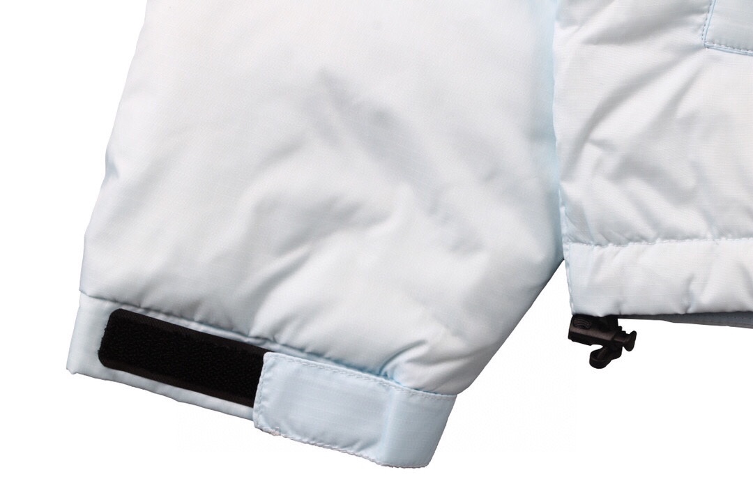 TNFxBrainDeadMountainJacket 北面联名脑死亡羽绒服 北面联名脑死亡户外羽绒服这是基于经典的北面美版1990万年长青款 联合BrainDead打造出来的一款具有独特气质的羽绒服 现代与经典的完美联姻 原厂定制防风防水gore-tex面料 原版对位 花了大工夫专门找到了接外贸单子的羽绒服工厂多年操作羽绒服的经验各个细节确实到位 吊牌 包装 做到完全一致 市面的充绒量大多在300G-350G 原版厚度蓬松度做到完全一致 每件都会充足380G 视觉手感上都会做到完全一致的效果 袖口700刺绣 700这个刺绣不是指克重 也不是指品牌的子系列它指的是羽绒蓬松度 数值越高 蓬松度越好 越密集一般羽绒服的蓬松度是350-1000左右经测试我们这次做货蓬松度达到了700 面料 外布100%聚酯纤维 DWR防水 轻质耐久防撕裂可有效阻尘 防水 时刻保持衣服表面整洁 内衬防钻绒内衬全部采用尼龙T420里衬双层内衬 连帽款帽帽不可拆薄薄的一层可以叠进领子里的帽子