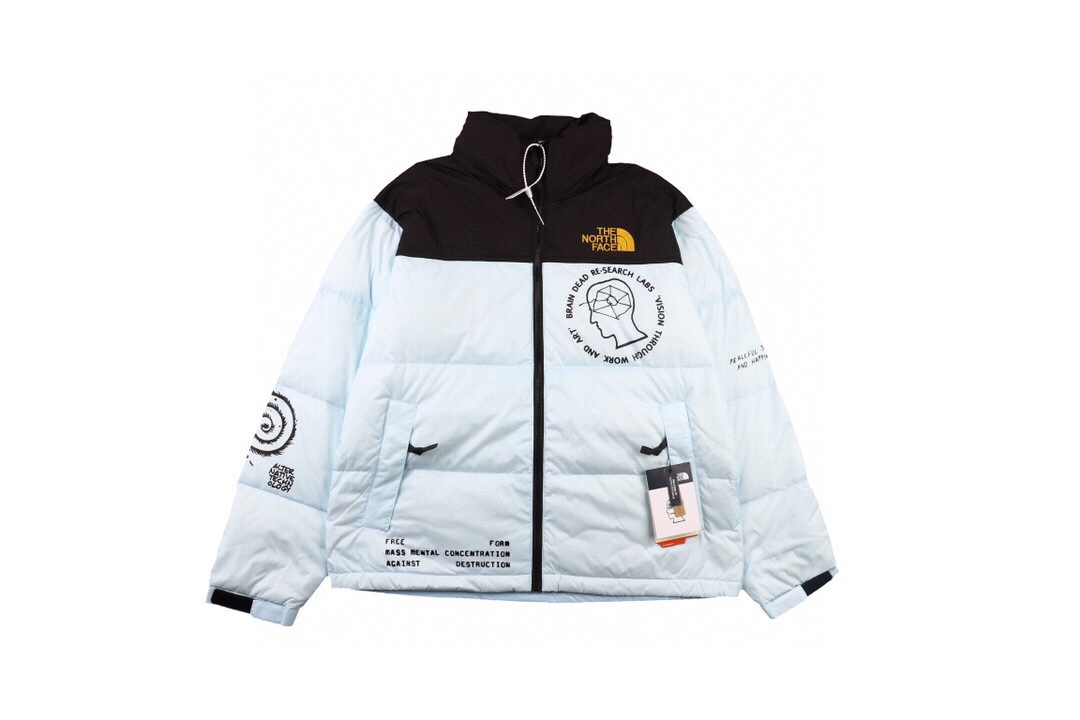 TNFxBrainDeadMountainJacket 北面联名脑死亡羽绒服 北面联名脑死亡户外羽绒服这是基于经典的北面美版1990万年长青款 联合BrainDead打造出来的一款具有独特气质的羽绒服 现代与经典的完美联姻 原厂定制防风防水gore-tex面料 原版对位 花了大工夫专门找到了接外贸单子的羽绒服工厂多年操作羽绒服的经验各个细节确实到位 吊牌 包装 做到完全一致 市面的充绒量大多在300G-350G 原版厚度蓬松度做到完全一致 每件都会充足380G 视觉手感上都会做到完全一致的效果 袖口700刺绣 700这个刺绣不是指克重 也不是指品牌的子系列它指的是羽绒蓬松度 数值越高 蓬松度越好 越密集一般羽绒服的蓬松度是350-1000左右经测试我们这次做货蓬松度达到了700 面料 外布100%聚酯纤维 DWR防水 轻质耐久防撕裂可有效阻尘 防水 时刻保持衣服表面整洁 内衬防钻绒内衬全部采用尼龙T420里衬双层内衬 连帽款帽帽不可拆薄薄的一层可以叠进领子里的帽子