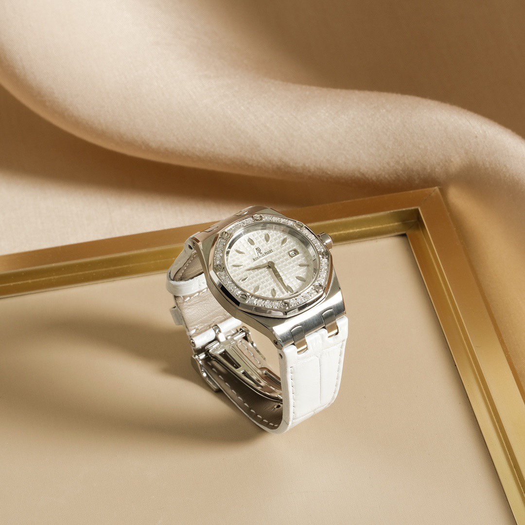 Luxury Royal Oak Stone Wristwatch: Elegant Design with Diamond Accents. - 图片 9