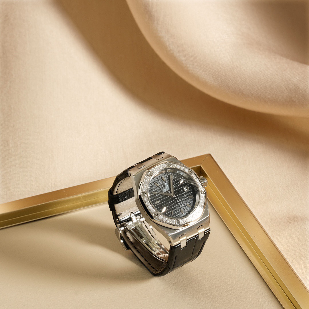 Luxury Royal Oak Stone Wristwatch: Elegant Design with Diamond Accents. - 图片 4