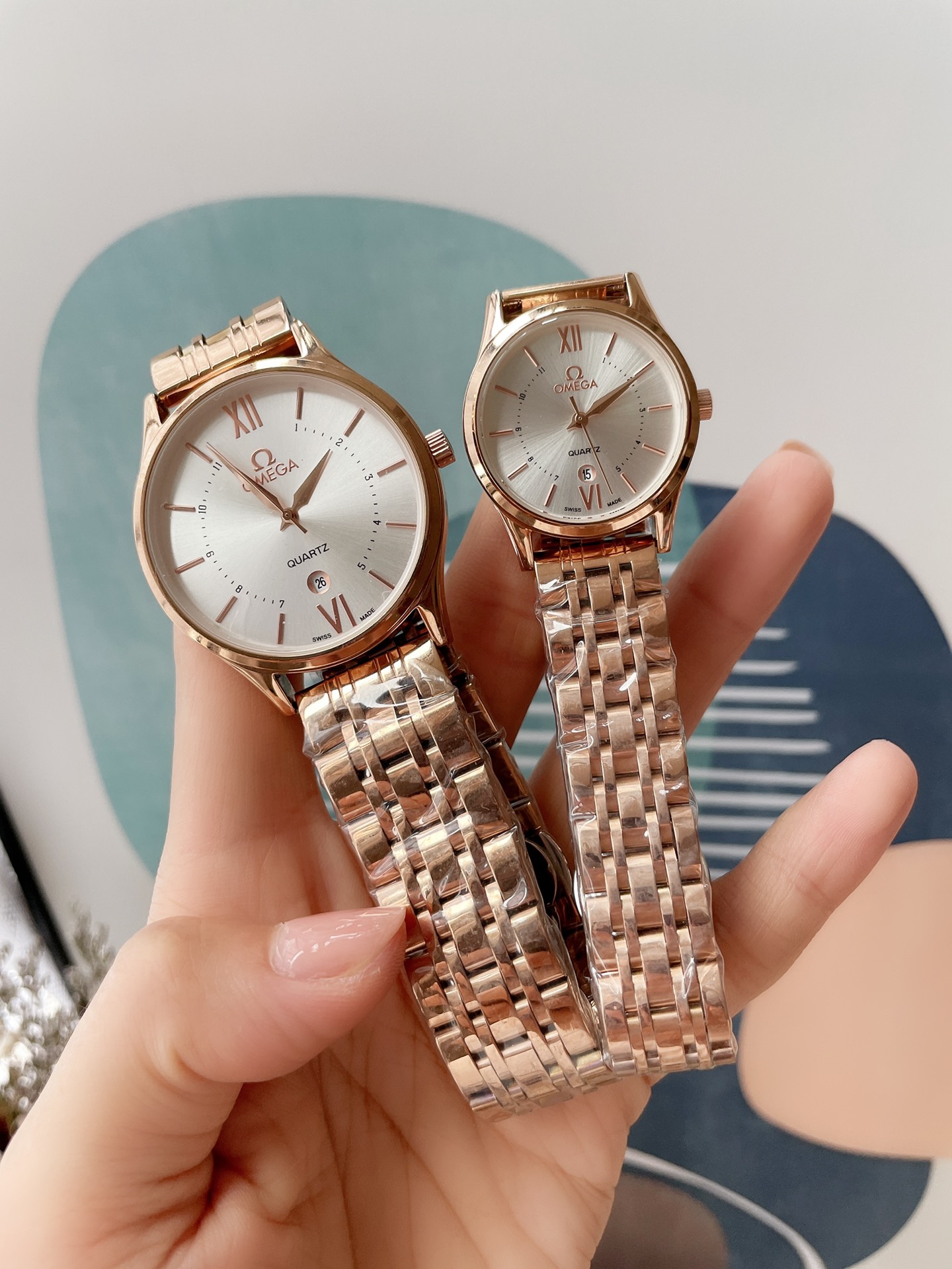 J5     欧米茄  Omega 情侣对表 原装石英机芯 316L精钢表壳 矿物质玻璃镜面 316L精钢表带 直径男40mm女30mm厚8mm如果今天的阳光停止了它耀眼的光芒。那么你的一个微笑，将照亮我的整个世界