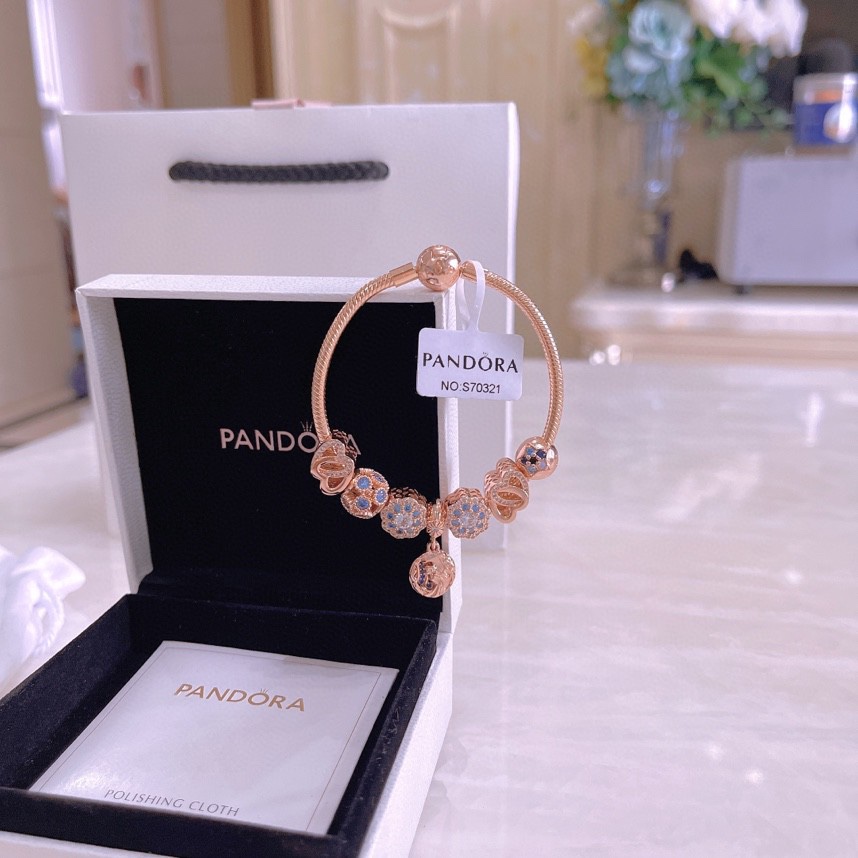 🉐️💰175🎉🎉🎉🎉PANDORA💋【潘多拉 】
925纯银手链，17厘米-21厘米
🎊配送专柜包装盒
一件代发！🌹🌹🌹