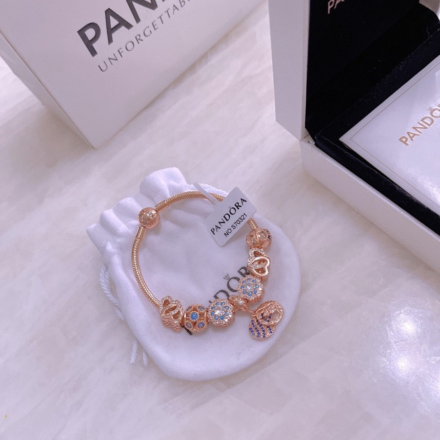 🉐️💰175🎉🎉🎉🎉PANDORA💋【潘多拉 】
925纯银手链，17厘米-21厘米
🎊配送专柜包装盒
一件代发！🌹🌹🌹