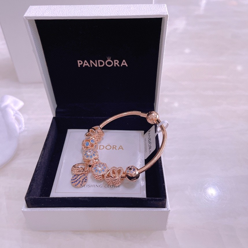 🉐️💰175🎉🎉🎉🎉PANDORA💋【潘多拉 】
925纯银手链，17厘米-21厘米
🎊配送专柜包装盒
一件代发！🌹🌹🌹