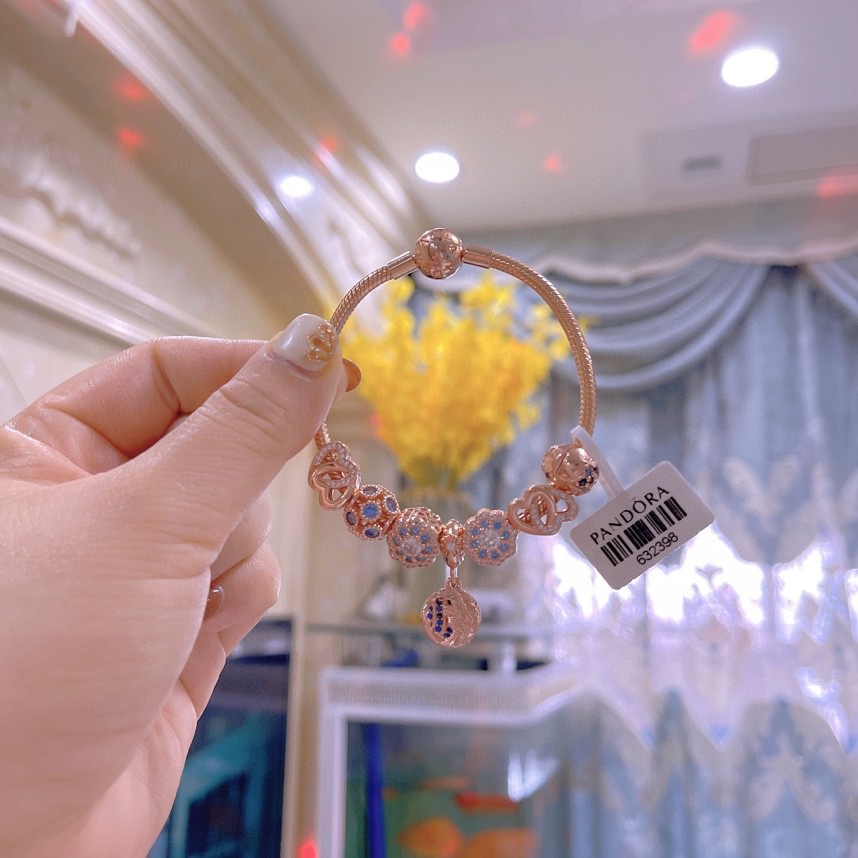 🉐️💰175🎉🎉🎉🎉PANDORA💋【潘多拉 】
925纯银手链，17厘米-21厘米
🎊配送专柜包装盒
一件代发！🌹🌹🌹