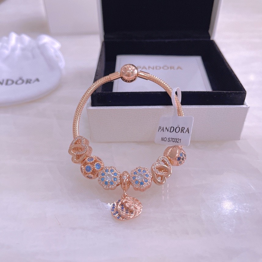 🉐️💰175🎉🎉🎉🎉PANDORA💋【潘多拉 】
925纯银手链，17厘米-21厘米
🎊配送专柜包装盒
一件代发！🌹🌹🌹