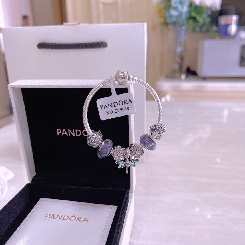 🉐️💰175🎉🎉🎉🎉PANDORA💋【潘多拉 】
925纯银手链，17厘米-21厘米
🎊配送专柜包装盒
一件代发！🌹🌹🌹