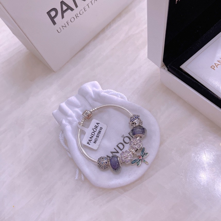 🉐️💰175🎉🎉🎉🎉PANDORA💋【潘多拉 】
925纯银手链，17厘米-21厘米
🎊配送专柜包装盒
一件代发！🌹🌹🌹