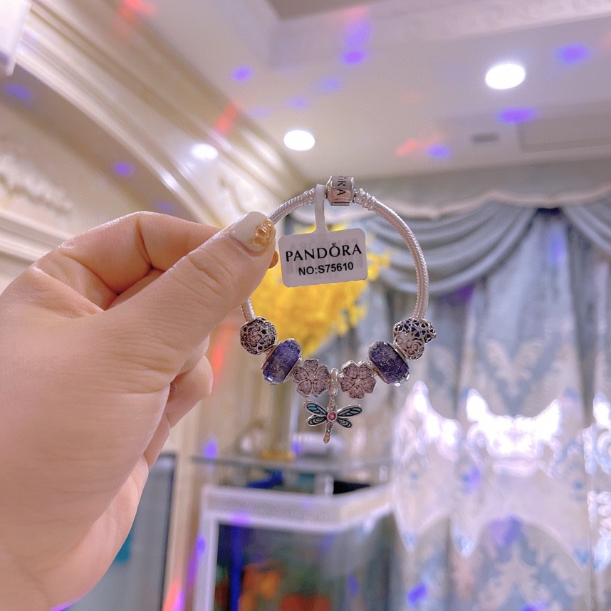 🉐️💰175🎉🎉🎉🎉PANDORA💋【潘多拉 】
925纯银手链，17厘米-21厘米
🎊配送专柜包装盒
一件代发！🌹🌹🌹