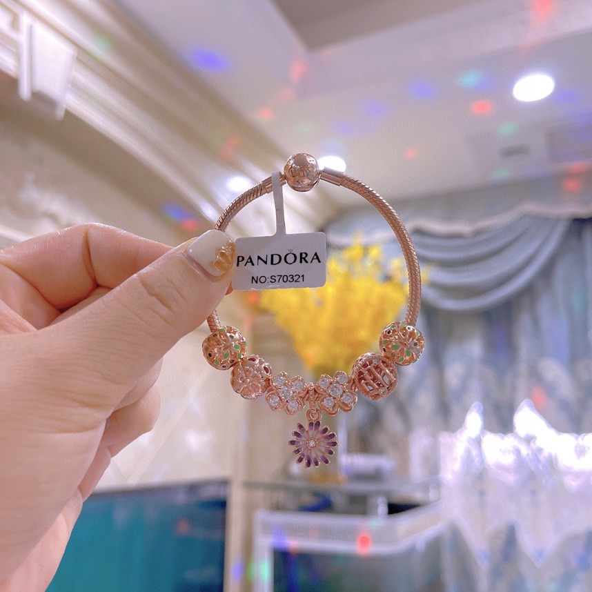 🉐️💰175🎉🎉🎉🎉PANDORA💋【潘多拉 】
925纯银手链，17厘米-21厘米
🎊配送专柜包装盒
一件代发！🌹🌹🌹