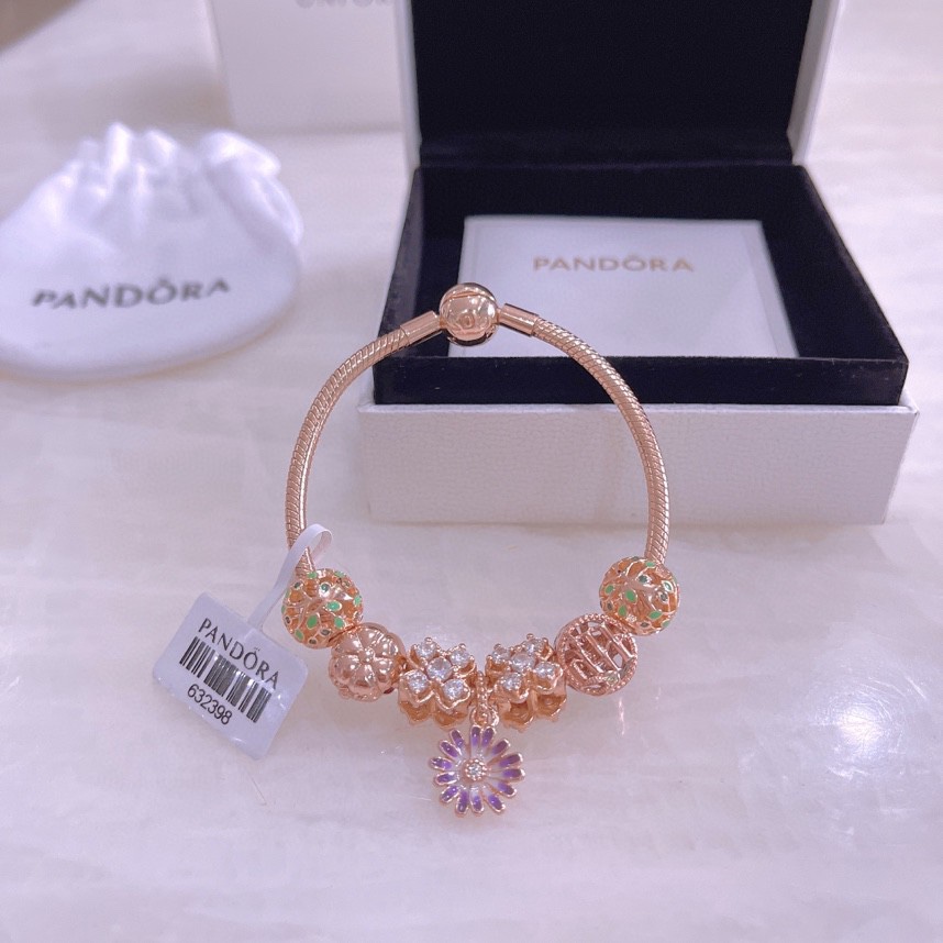 🉐️💰175🎉🎉🎉🎉PANDORA💋【潘多拉 】
925纯银手链，17厘米-21厘米
🎊配送专柜包装盒
一件代发！🌹🌹🌹