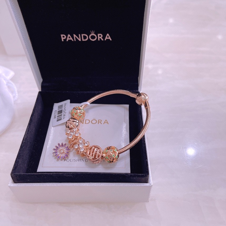 🉐️💰175🎉🎉🎉🎉PANDORA💋【潘多拉 】
925纯银手链，17厘米-21厘米
🎊配送专柜包装盒
一件代发！🌹🌹🌹