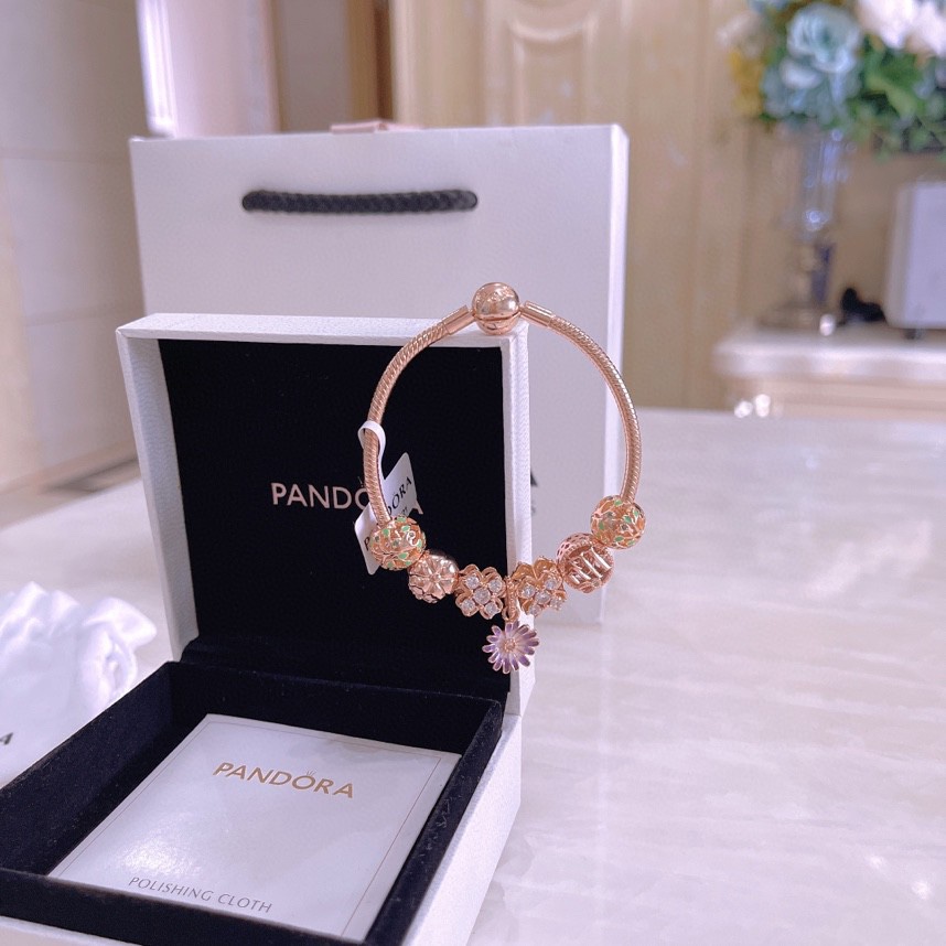 🉐️💰175🎉🎉🎉🎉PANDORA💋【潘多拉 】
925纯银手链，17厘米-21厘米
🎊配送专柜包装盒
一件代发！🌹🌹🌹