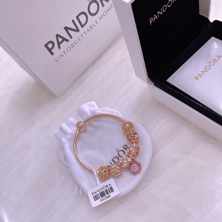 🉐️💰175🎉🎉🎉🎉PANDORA💋【潘多拉 】
925纯银手链，17厘米-21厘米
🎊配送专柜包装盒
一件代发！🌹🌹🌹