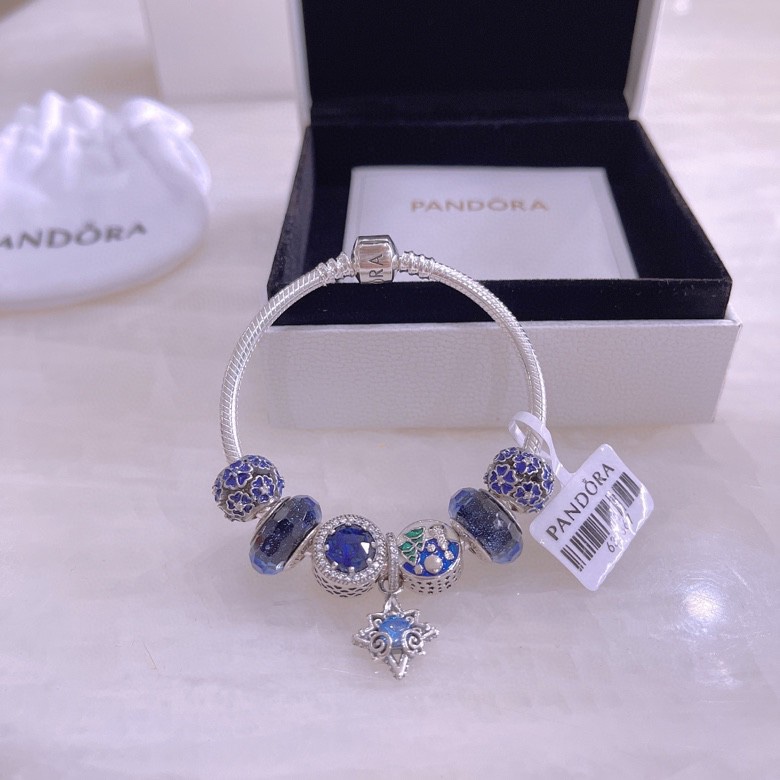 🉐️💰175🎉🎉🎉🎉PANDORA💋【潘多拉 】
925纯银手链，17厘米-21厘米
🎊配送专柜包装盒
一件代发！🌹🌹🌹