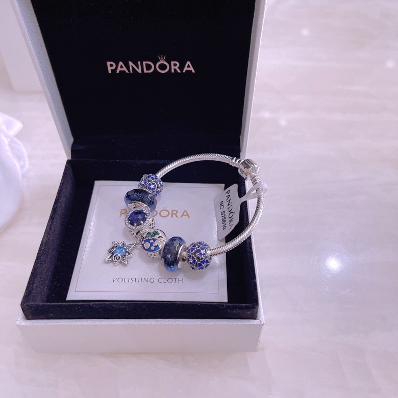 🉐️💰175🎉🎉🎉🎉PANDORA💋【潘多拉 】
925纯银手链，17厘米-21厘米
🎊配送专柜包装盒
一件代发！🌹🌹🌹