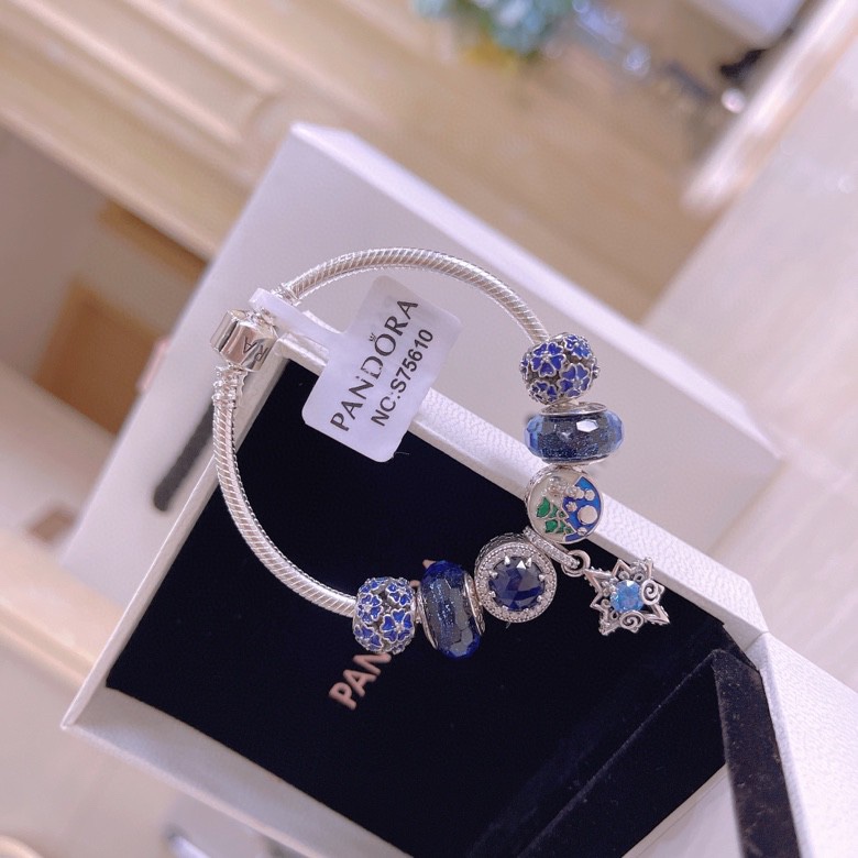 🉐️💰175🎉🎉🎉🎉PANDORA💋【潘多拉 】
925纯银手链，17厘米-21厘米
🎊配送专柜包装盒
一件代发！🌹🌹🌹