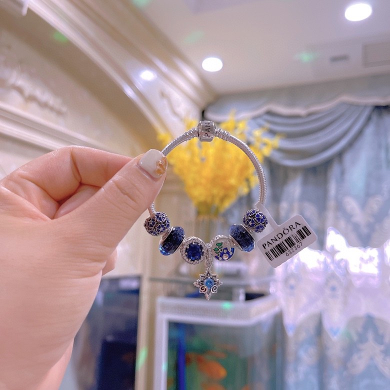 🉐️💰175🎉🎉🎉🎉PANDORA💋【潘多拉 】
925纯银手链，17厘米-21厘米
🎊配送专柜包装盒
一件代发！🌹🌹🌹