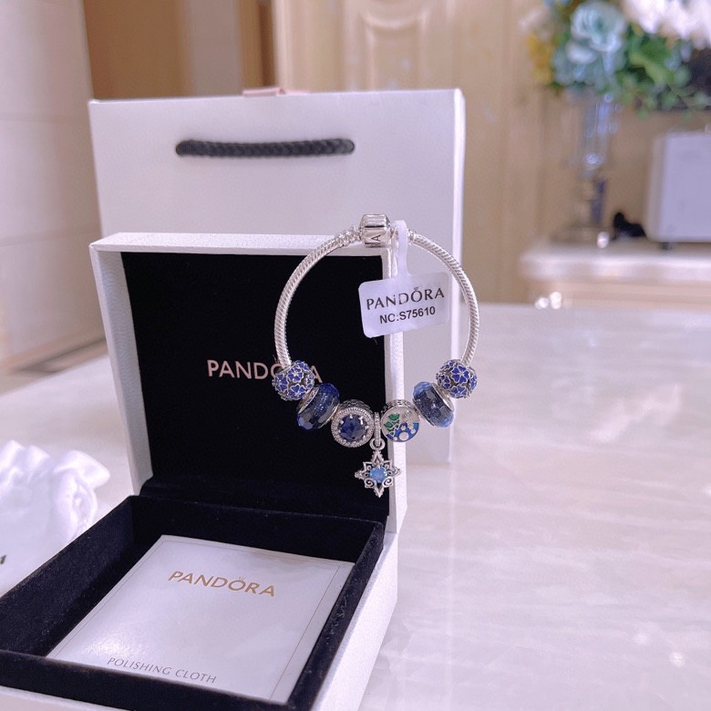 🉐️💰175🎉🎉🎉🎉PANDORA💋【潘多拉 】
925纯银手链，17厘米-21厘米
🎊配送专柜包装盒
一件代发！🌹🌹🌹